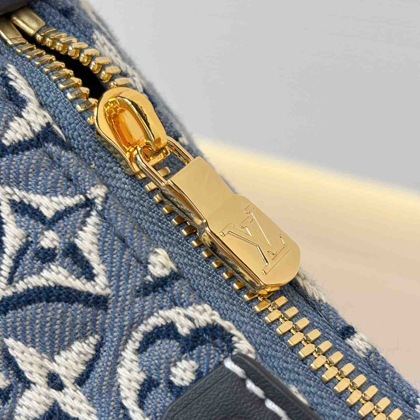 Louis Vuitton Pochette Hills M2A155 - DesignerGu