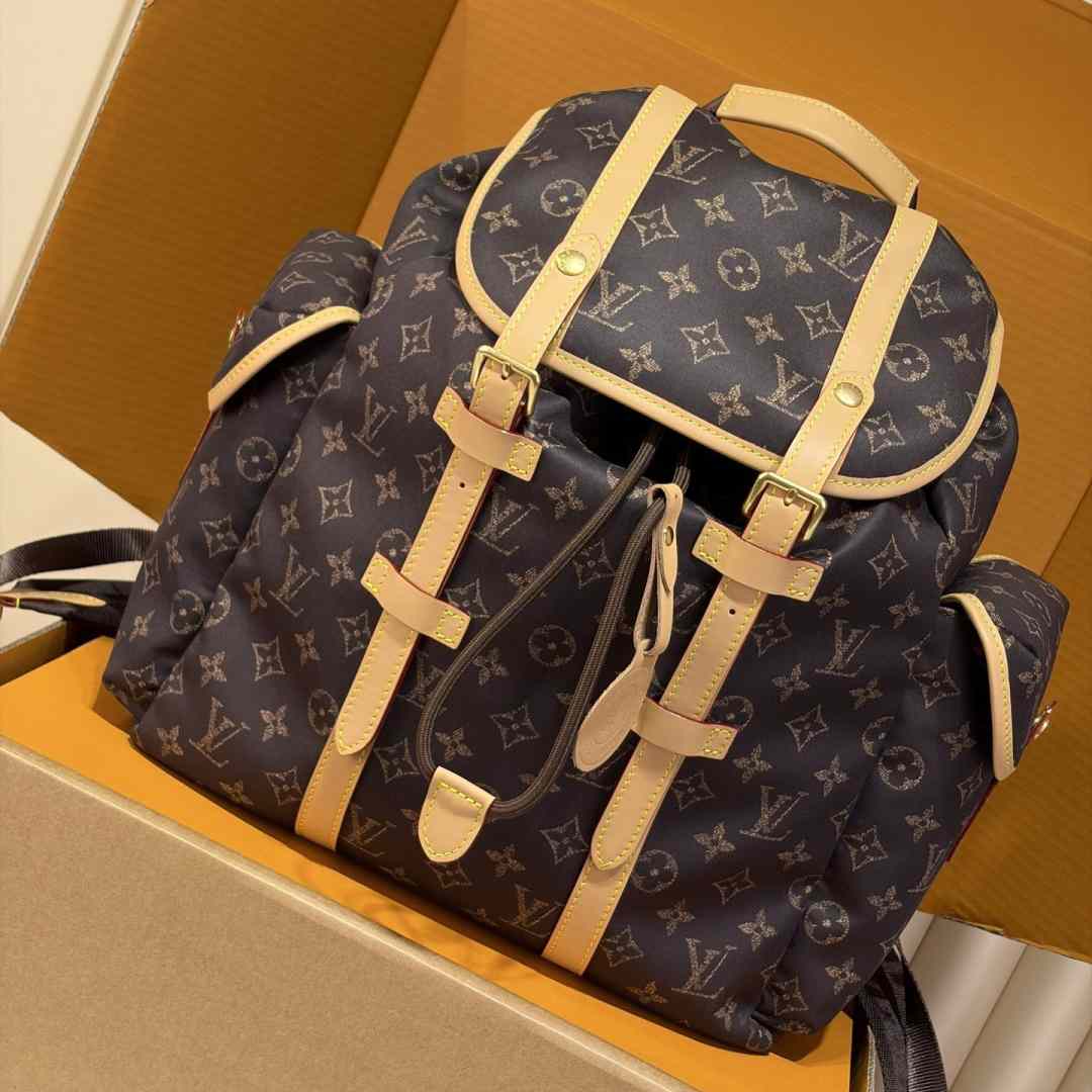 Louis Vuitton Christopher East West MM Louis Vuitton Silk Tech M2A423 - DesignerGu