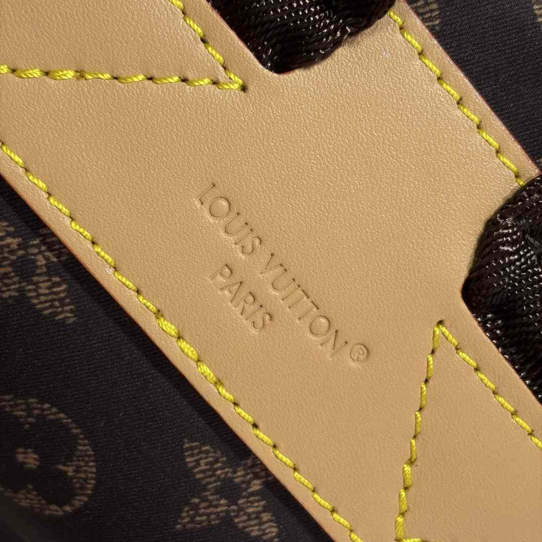 Louis Vuitton Christopher East West MM Louis Vuitton Silk Tech M2A423 - DesignerGu