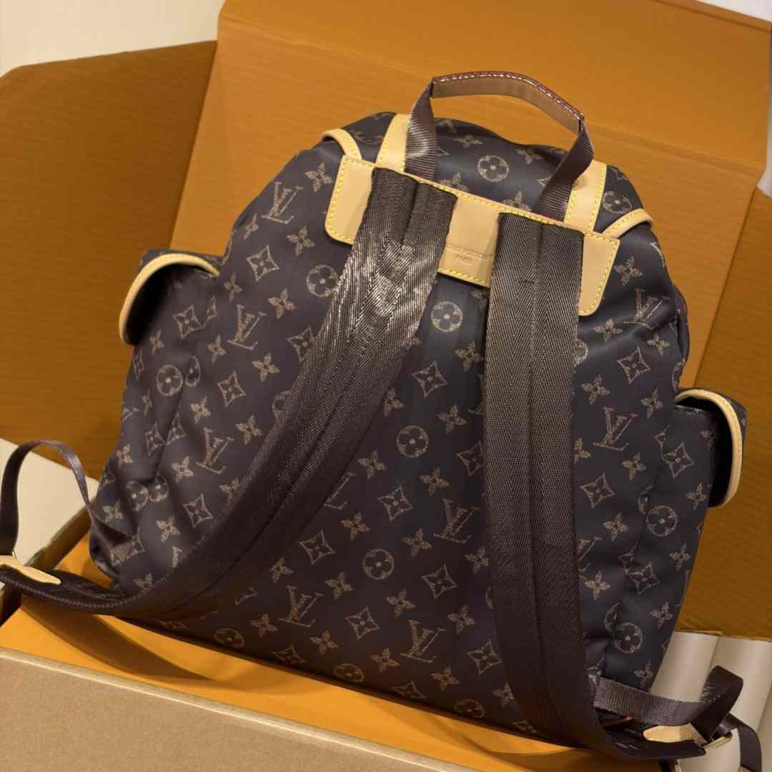 Louis Vuitton Christopher East West MM Louis Vuitton Silk Tech M2A423 - DesignerGu