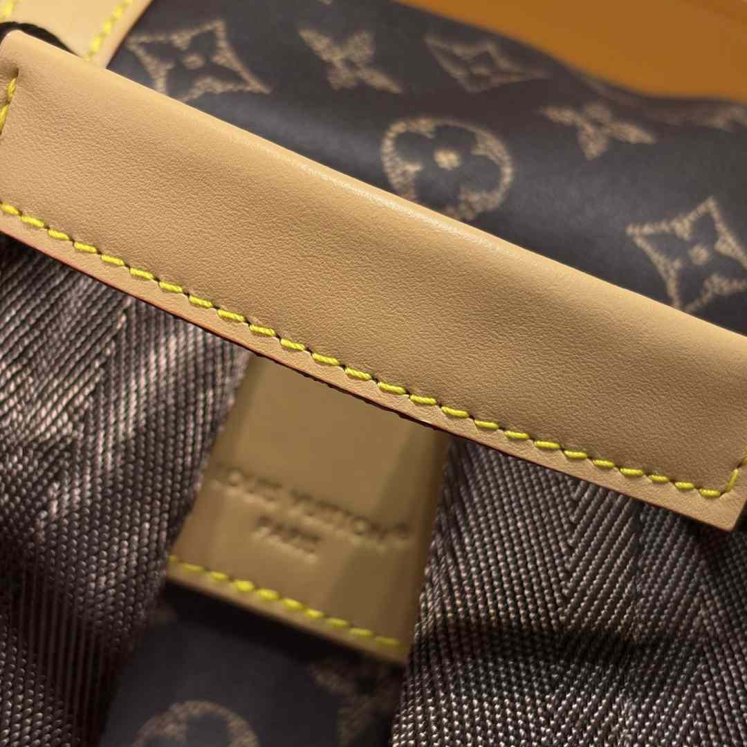 Louis Vuitton Christopher East West MM Louis Vuitton Silk Tech M2A423 - DesignerGu