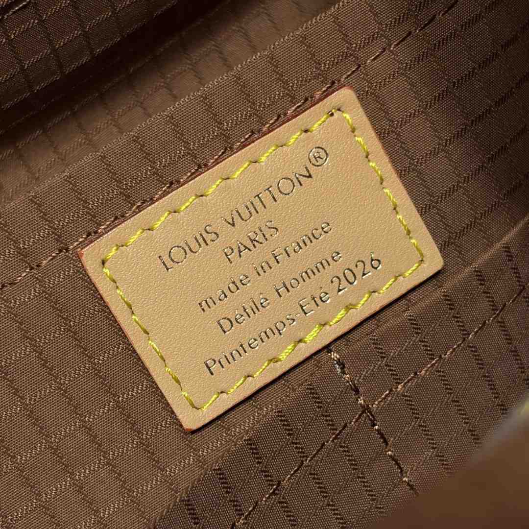 Louis Vuitton Christopher East West MM Louis Vuitton Silk Tech M2A423 - DesignerGu