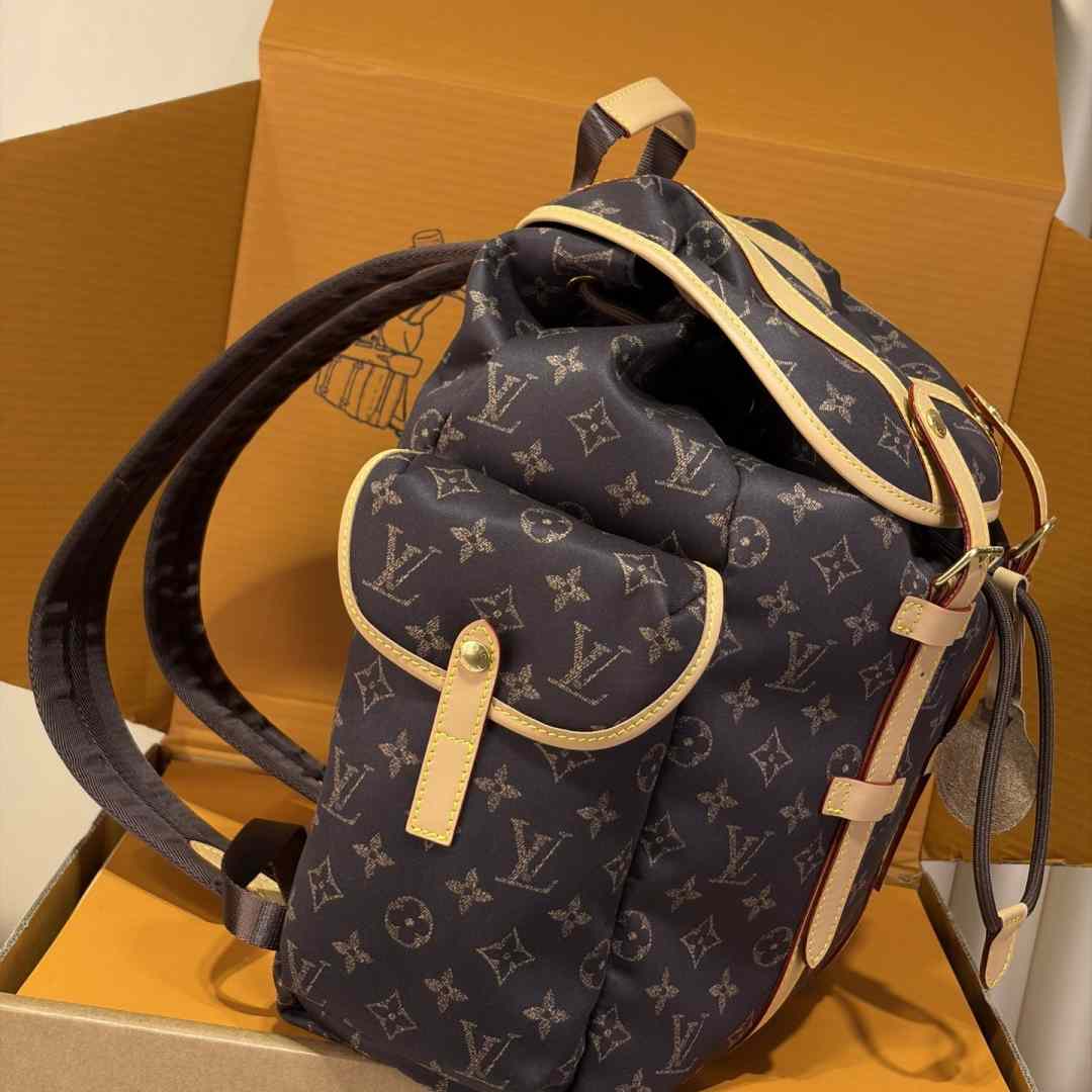 Louis Vuitton Christopher East West MM Louis Vuitton Silk Tech M2A423 - DesignerGu