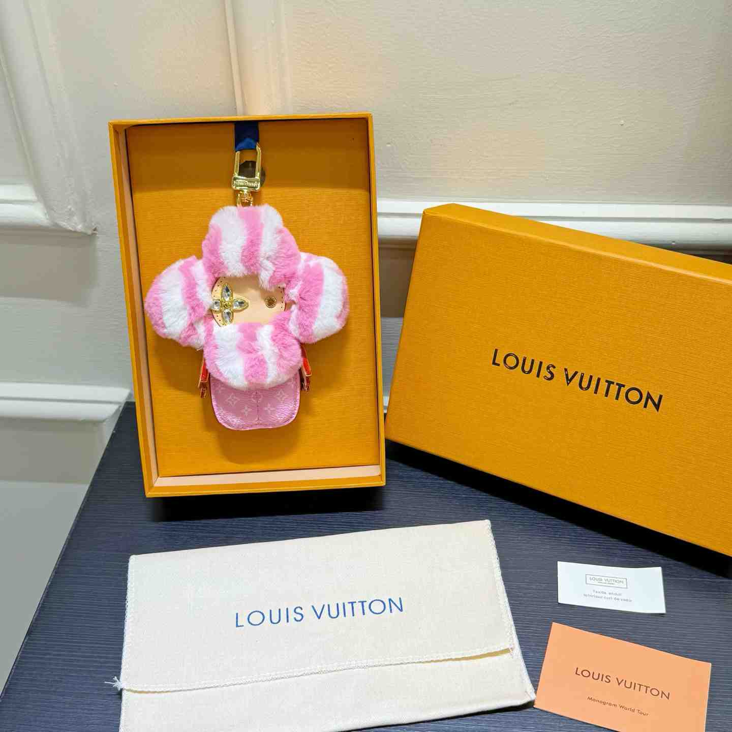 Louis Vuitton Vivienne Fashionista Bag Charm M02991 - DesignerGu