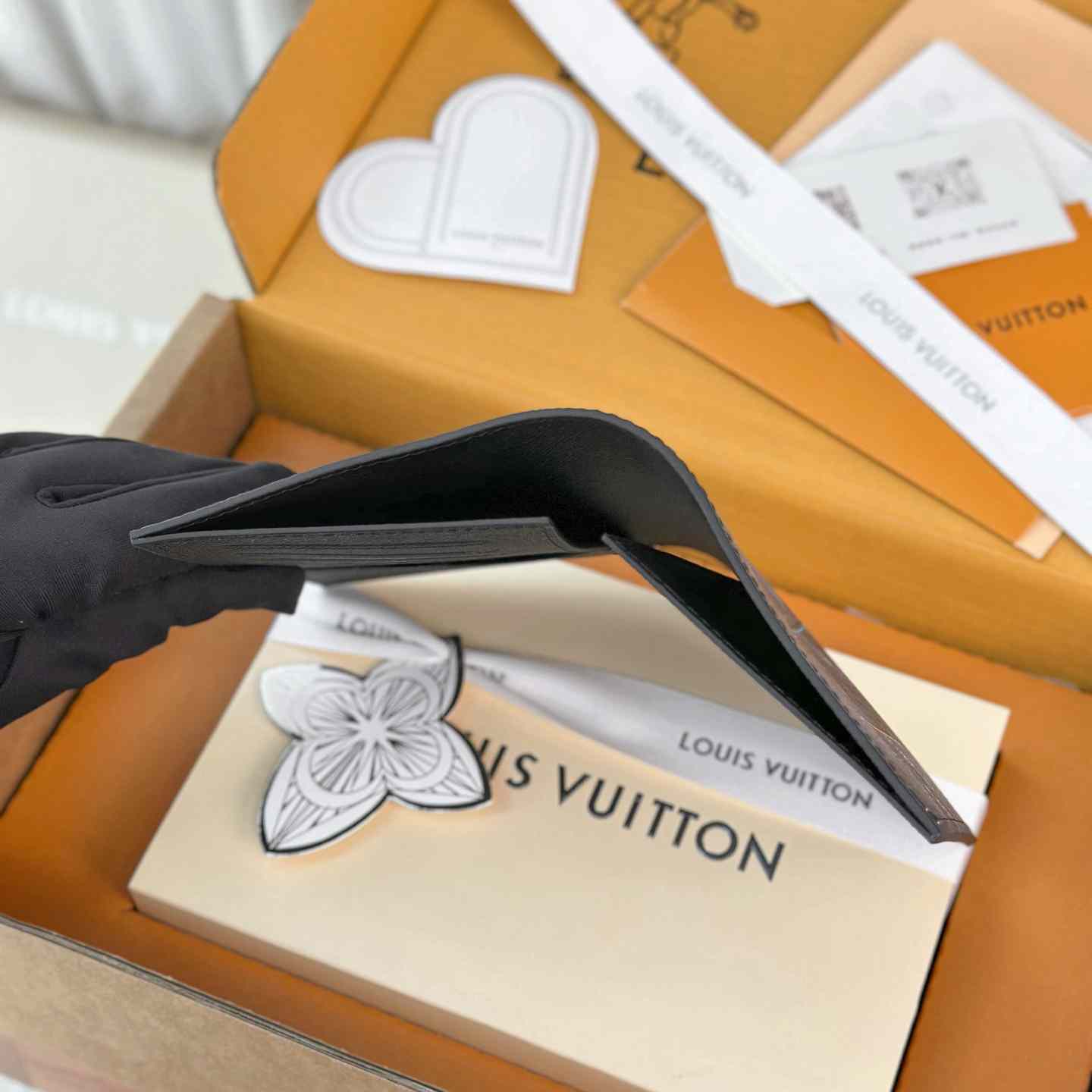 Louis Vuitton Passport Cover M2B222 - DesignerGu