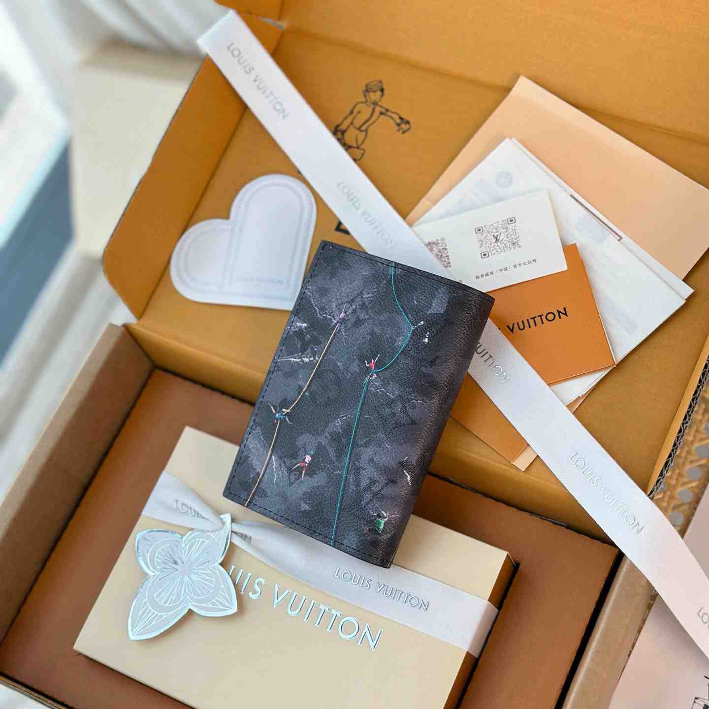 Louis Vuitton Passport Cover M2B222 - DesignerGu