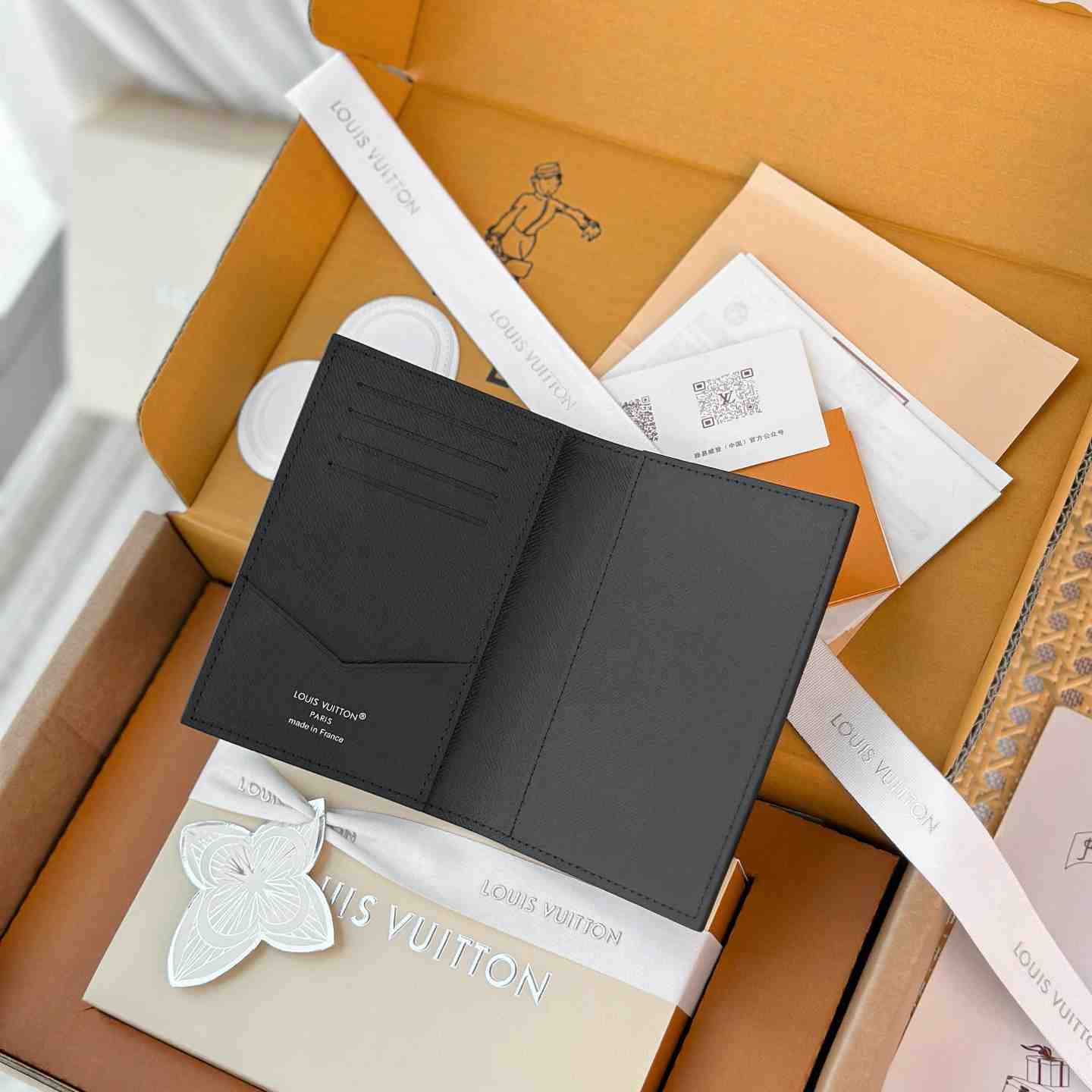 Louis Vuitton Passport Cover M2B222 - DesignerGu