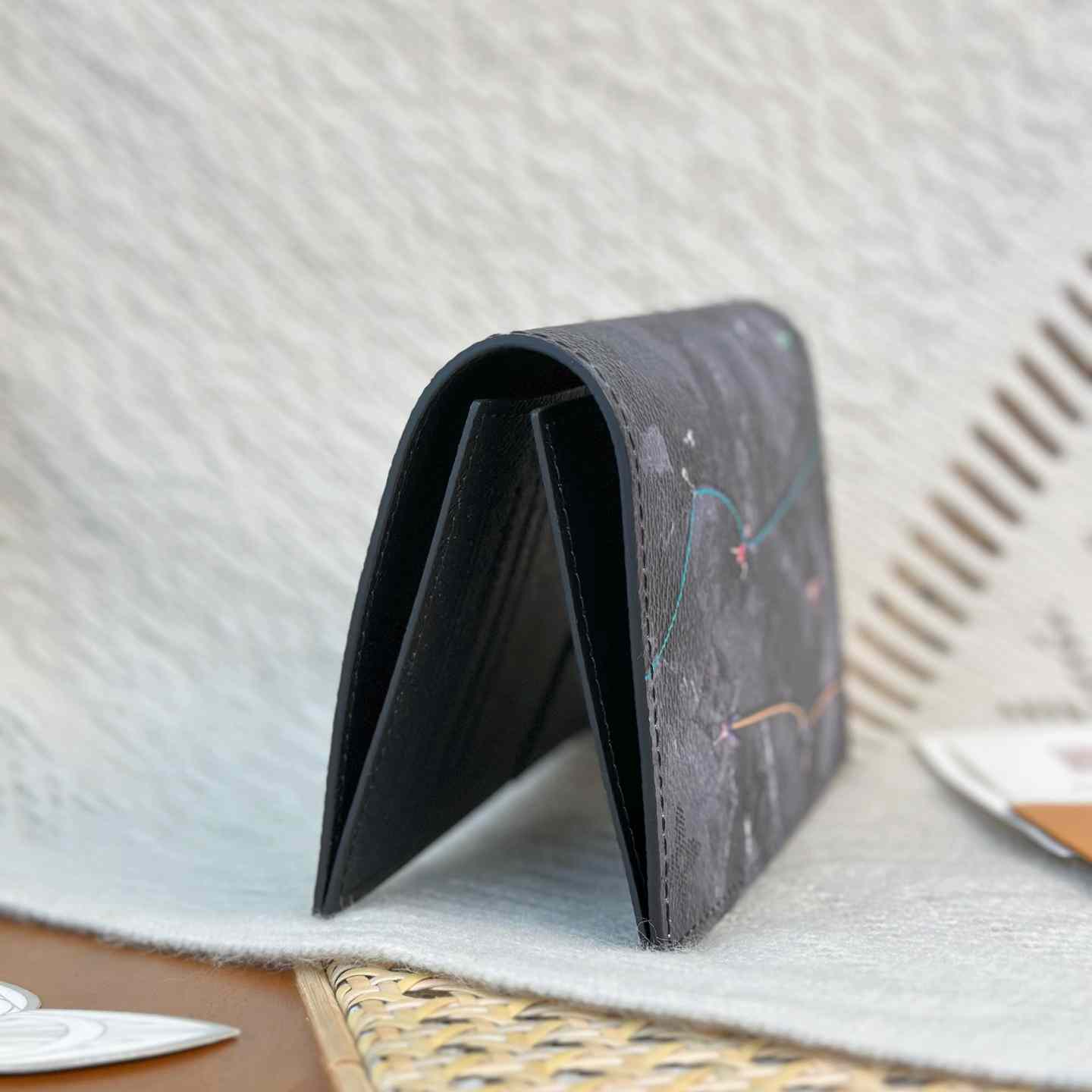 Louis Vuitton Passport Cover M2B222 - DesignerGu