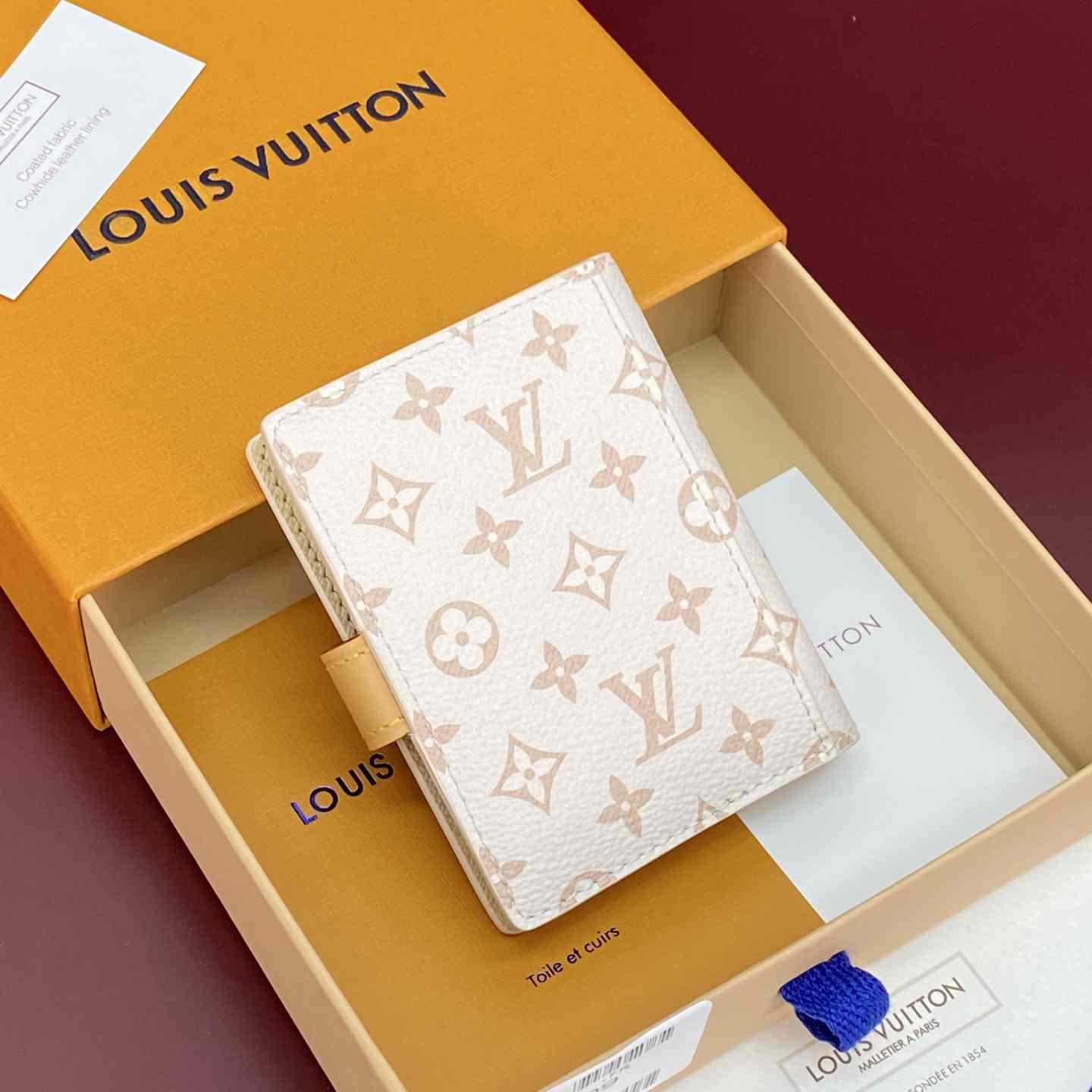 Louis Vuitton Mattifying Paper Case Dune LBC009 - DesignerGu