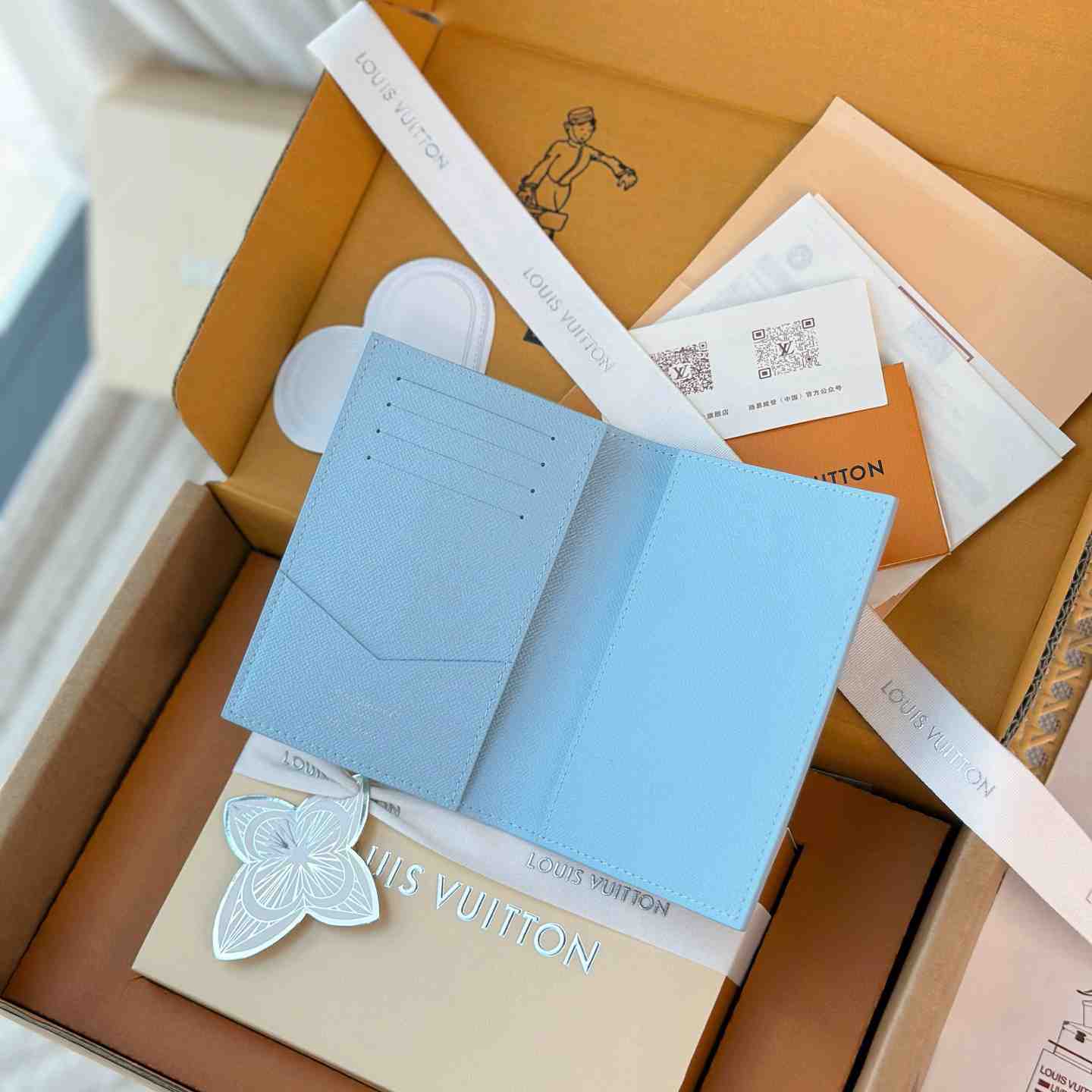 Louis Vuitton Passport Cover M2B213 - DesignerGu