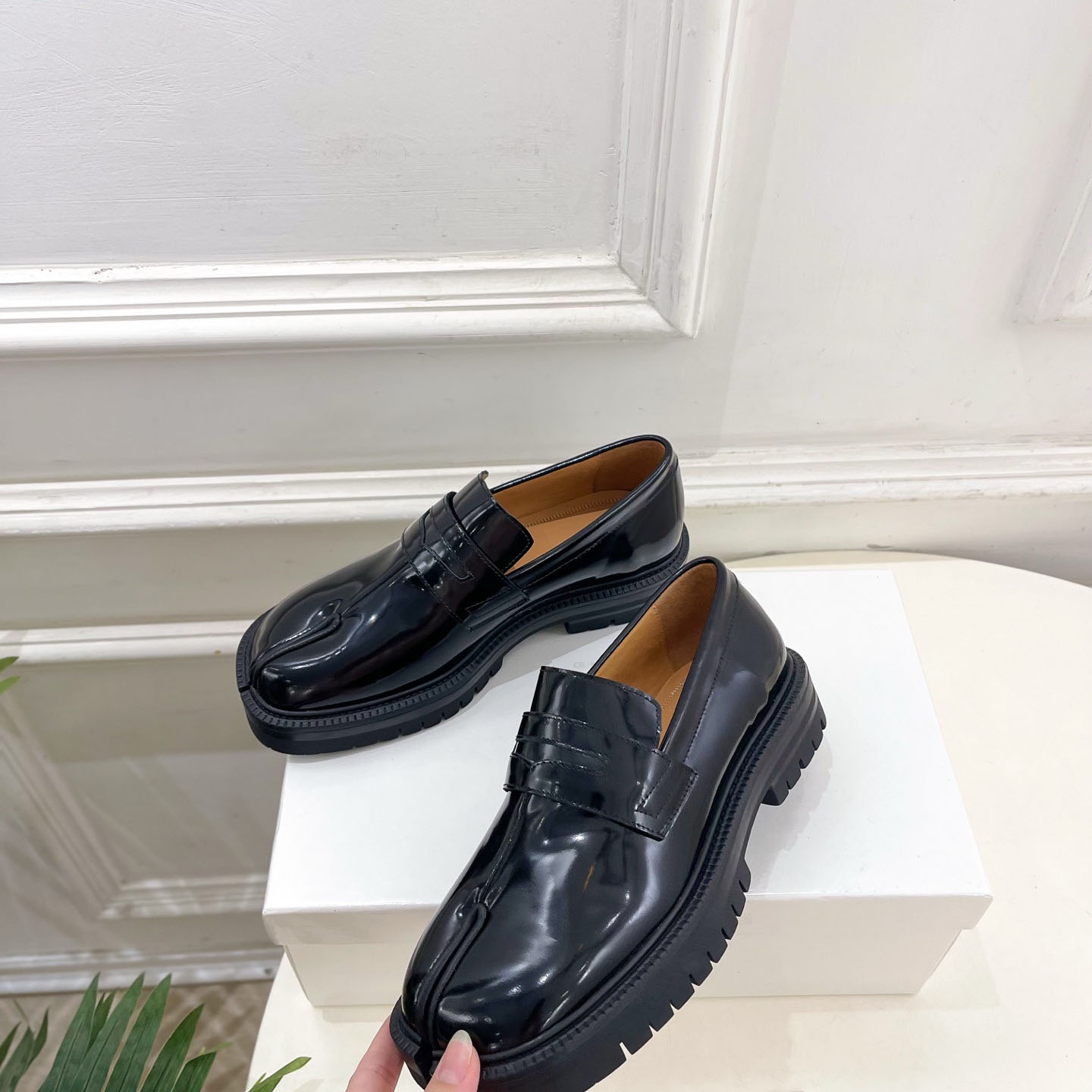 Maison Margiela Tabi Patent Leather Loafers - DesignerGu