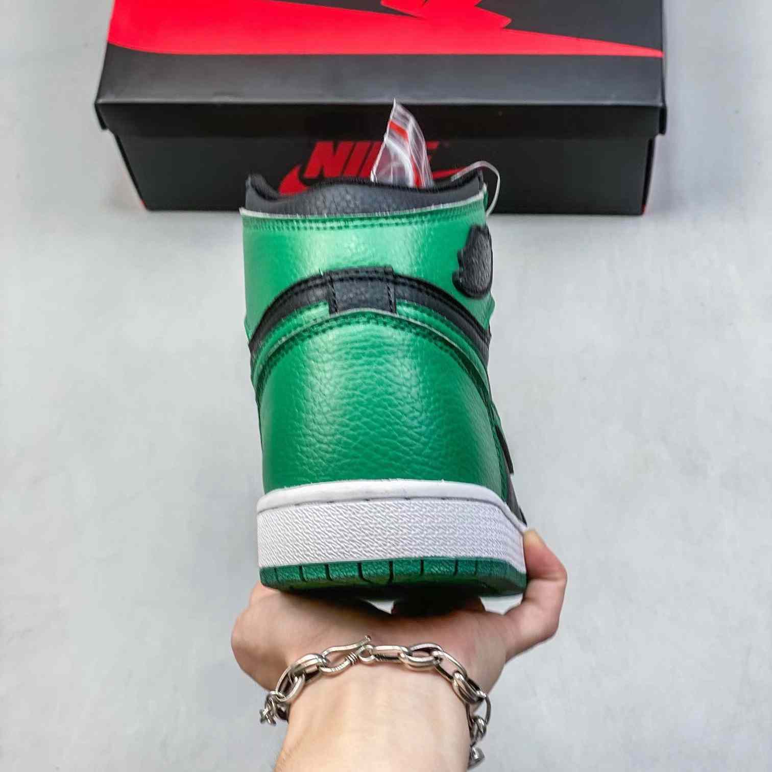 Air Jordan 1 Retro High OG Sneaker    8JYD031A31 - DesignerGu