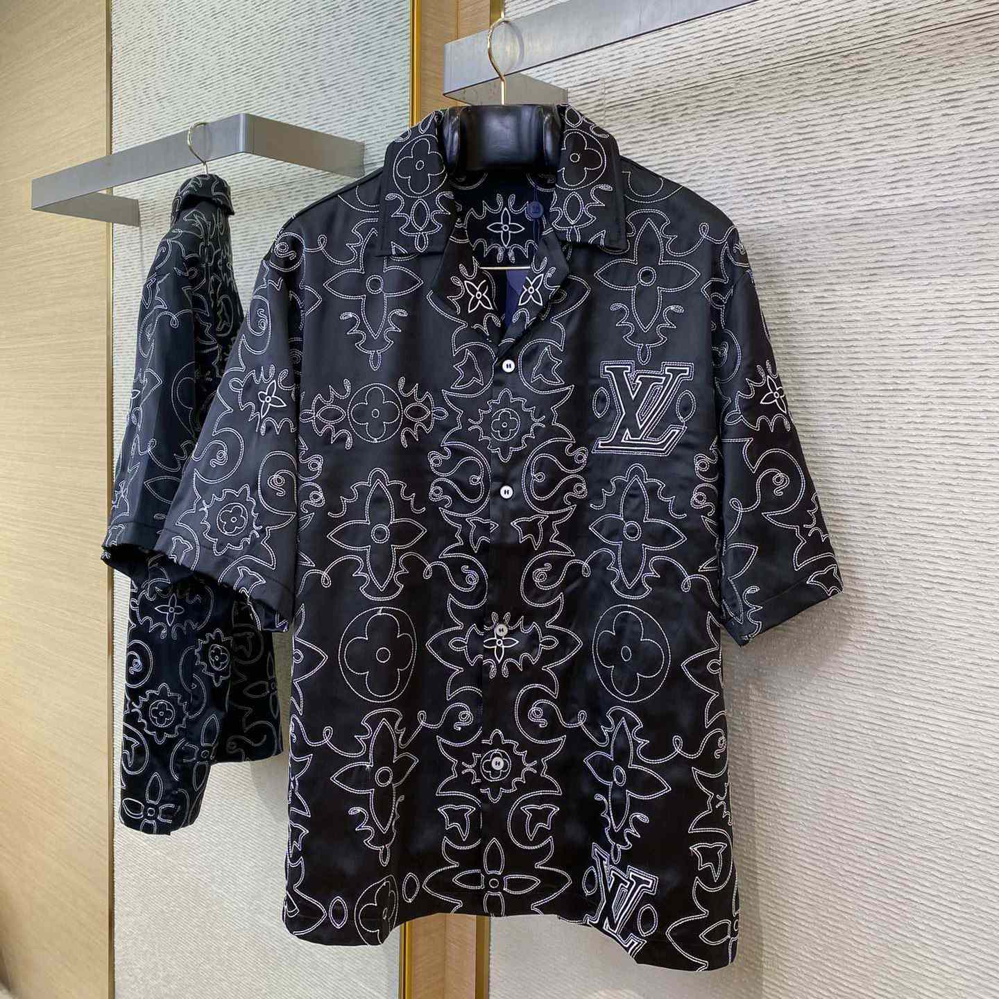 Louis Vuitton Printed Short-Sleeved Silk Shirt   1AFWS9 - DesignerGu