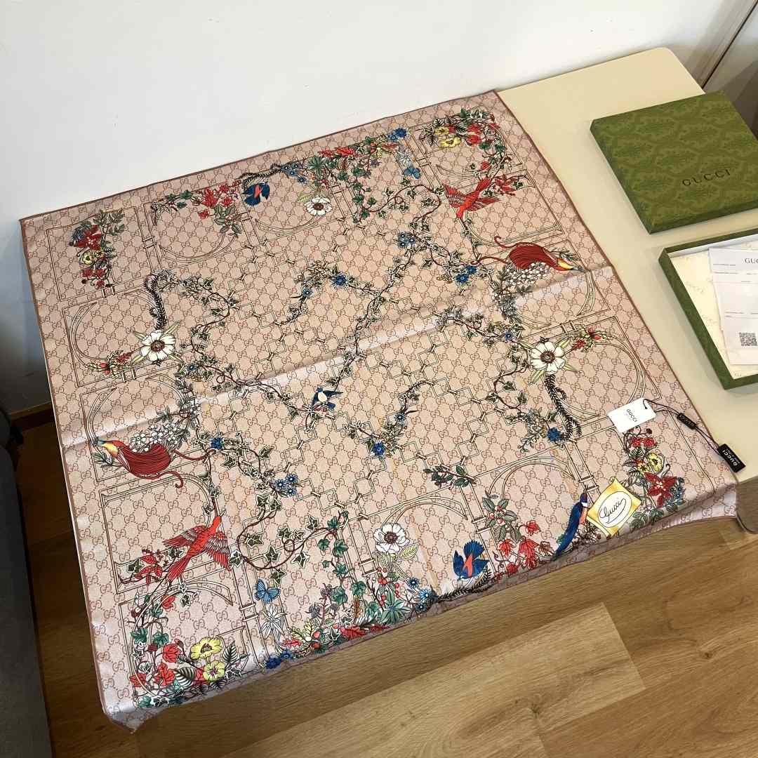 Gucci Printed Silk Carré - DesignerGu