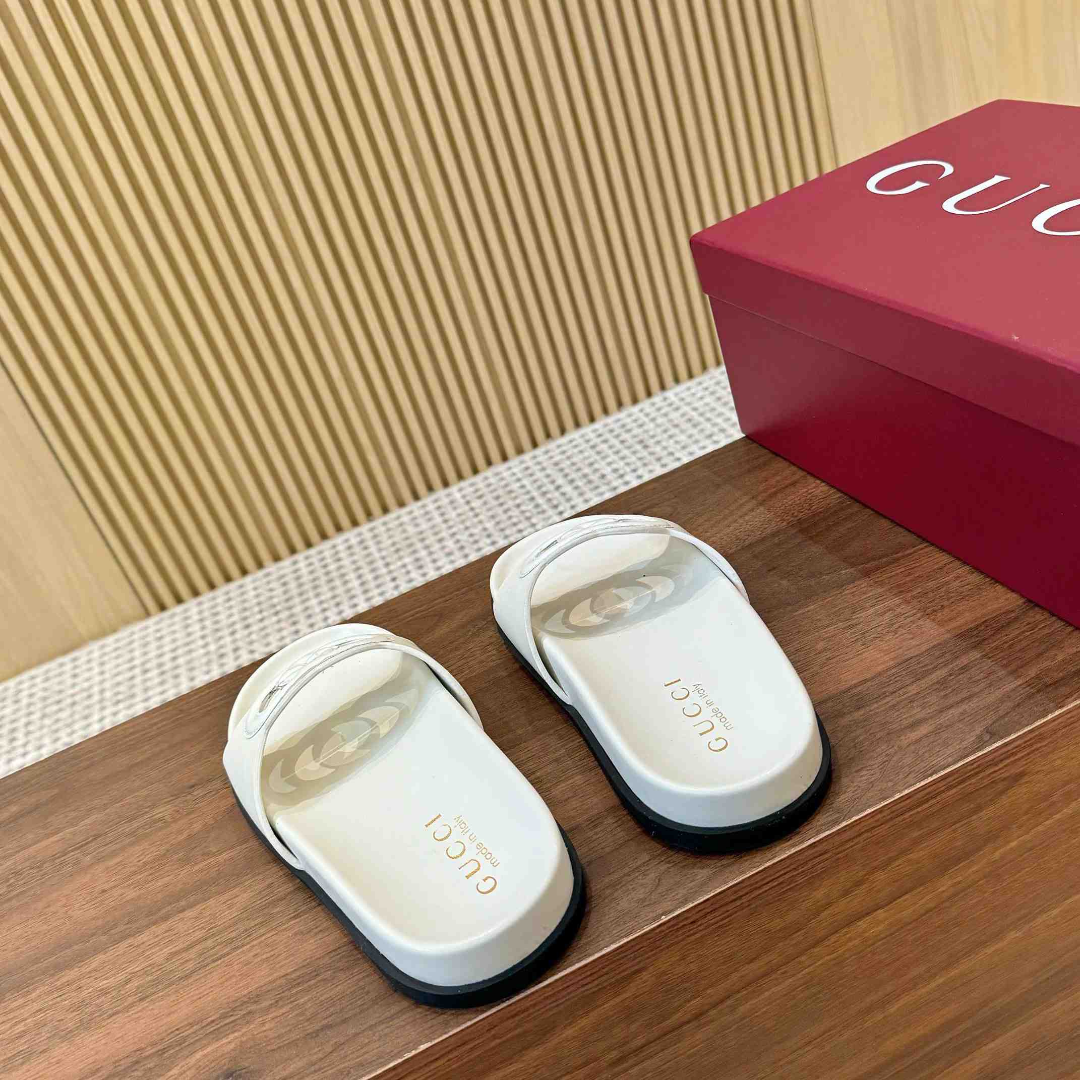 Gucci Women's Interlocking G Slide Sandal - DesignerGu