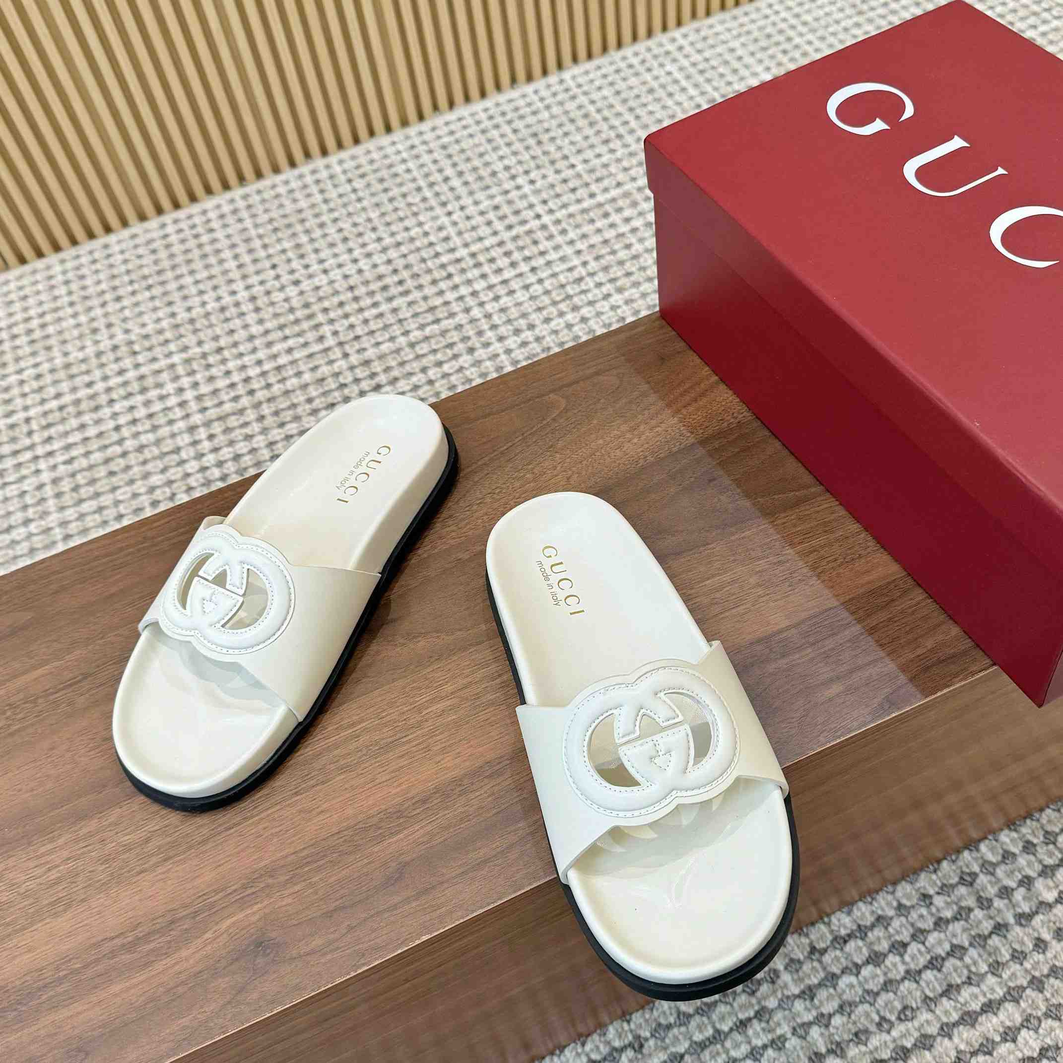 Gucci Women's Interlocking G Slide Sandal - DesignerGu