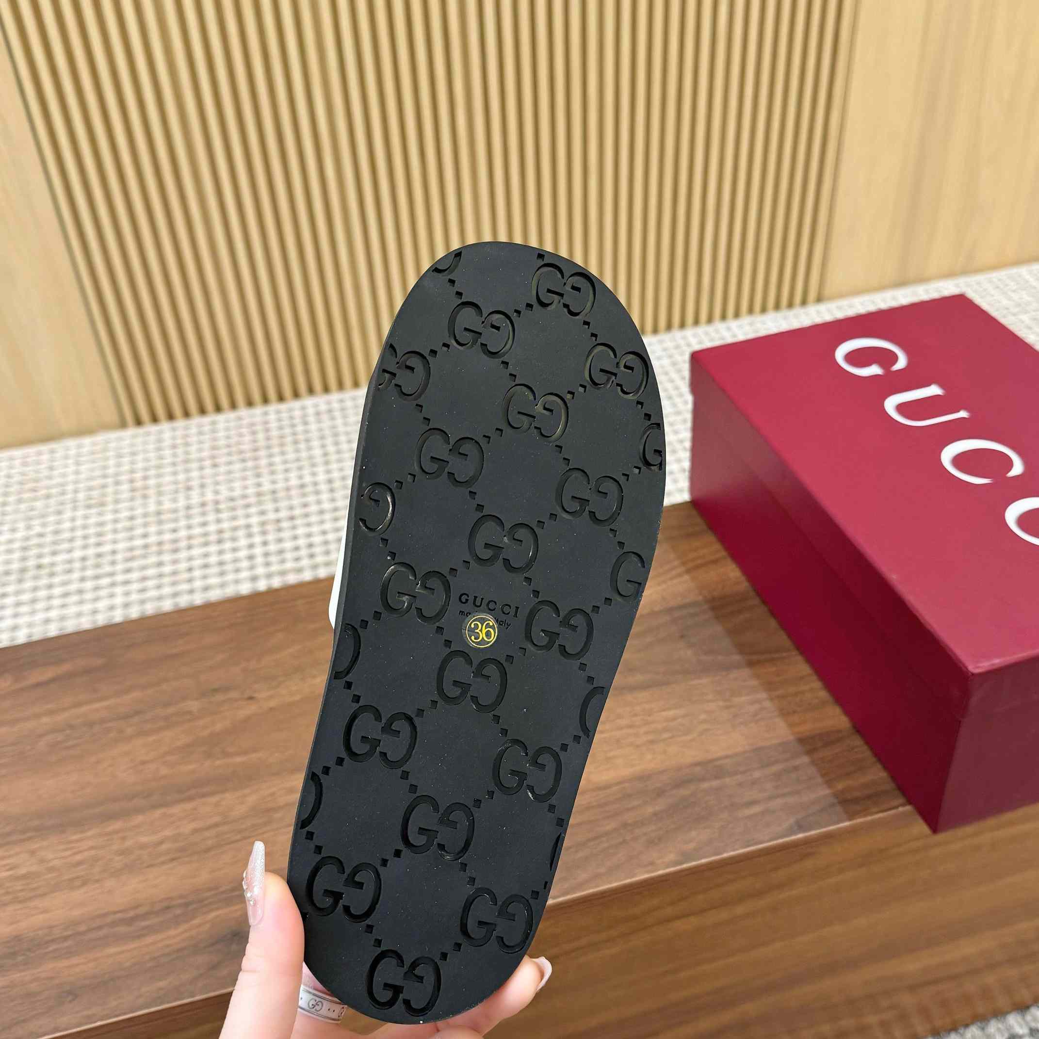 Gucci Women's Interlocking G Slide Sandal - DesignerGu