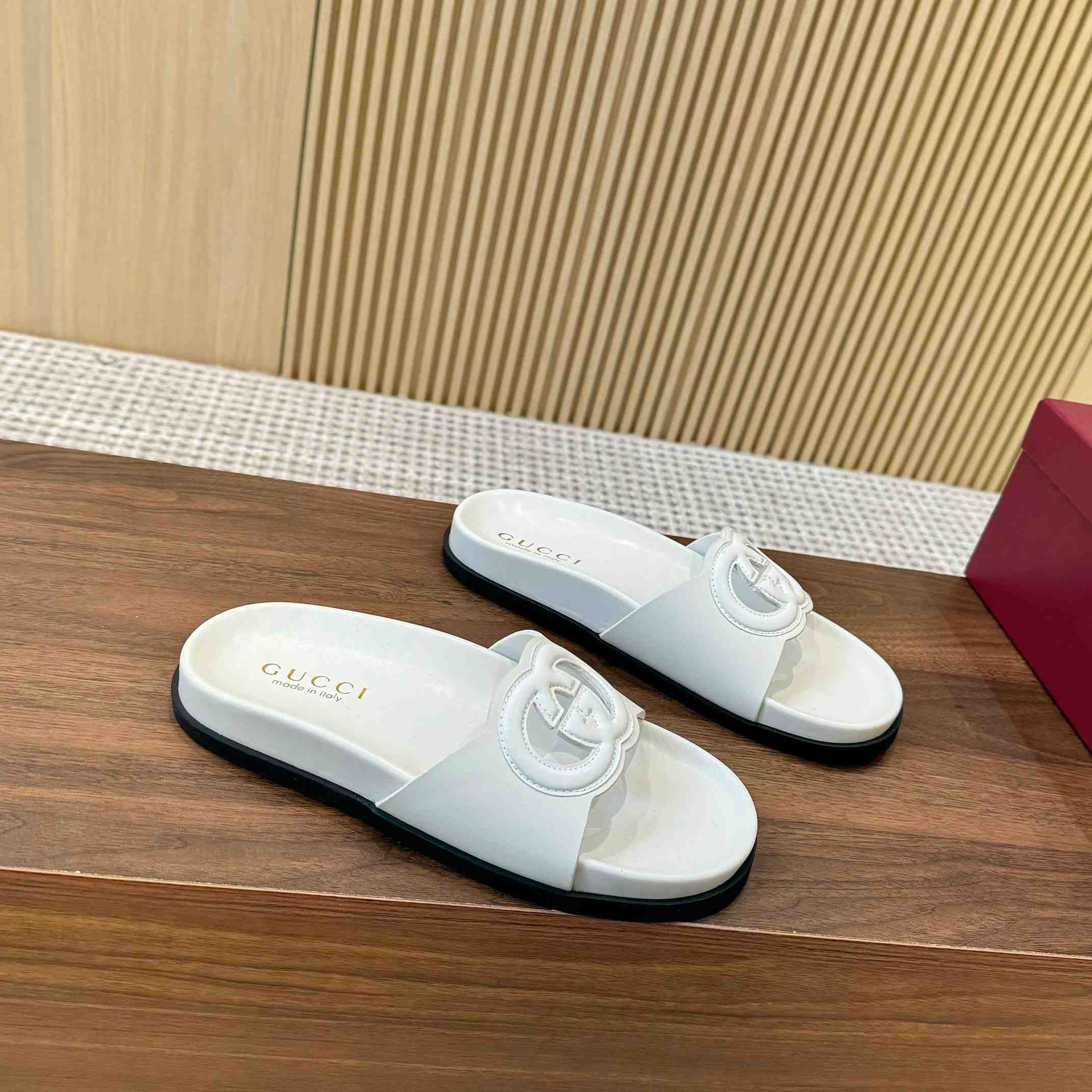 Gucci Women's Interlocking G Slide Sandal - DesignerGu