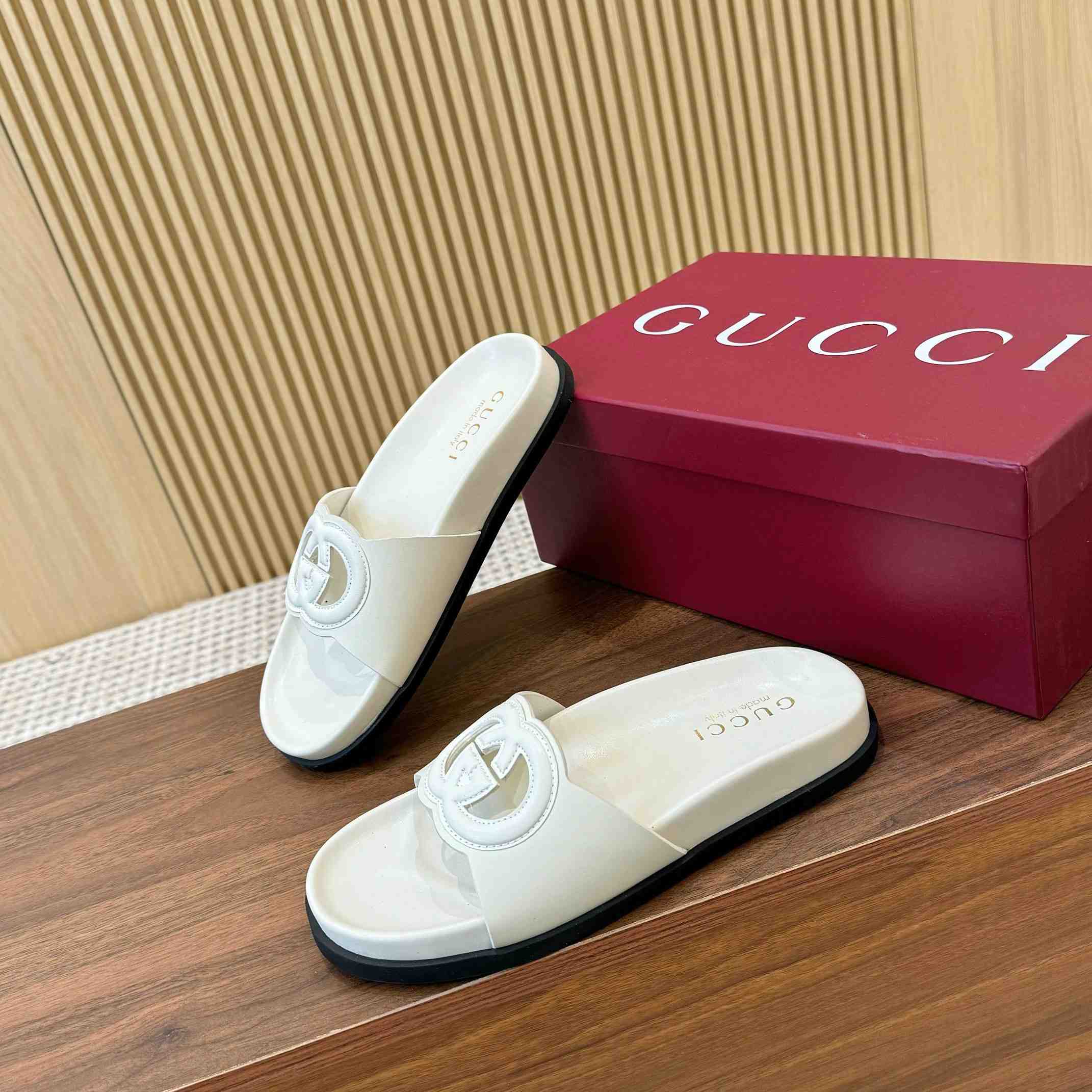 Gucci Women's Interlocking G Slide Sandal - DesignerGu