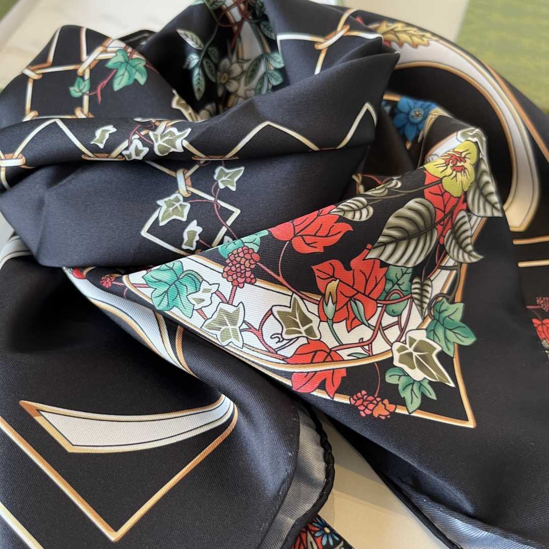 Gucci Printed Silk Twill Carré - DesignerGu