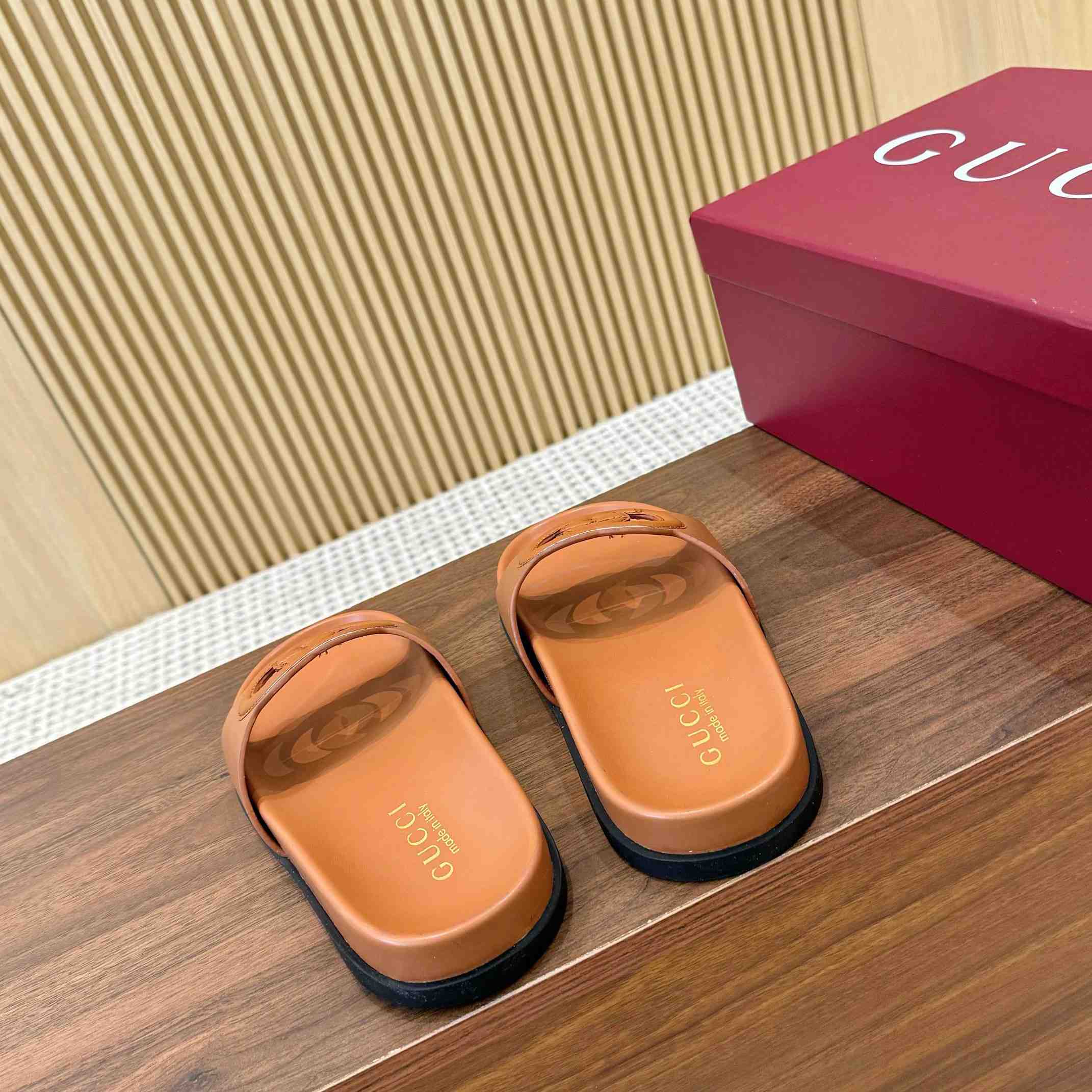 Gucci Women's Interlocking G Slide Sandal - DesignerGu