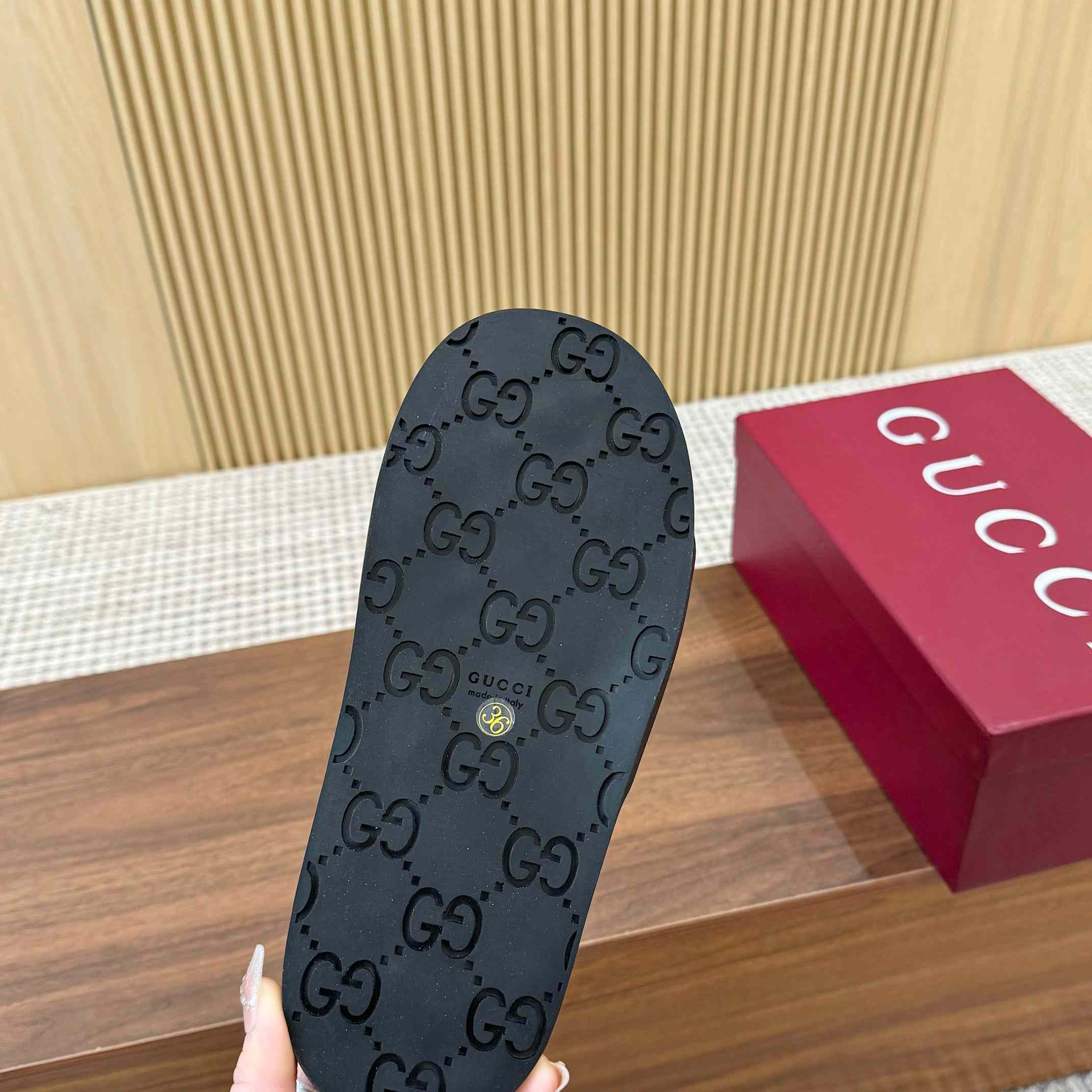 Gucci Women's Interlocking G Slide Sandal - DesignerGu