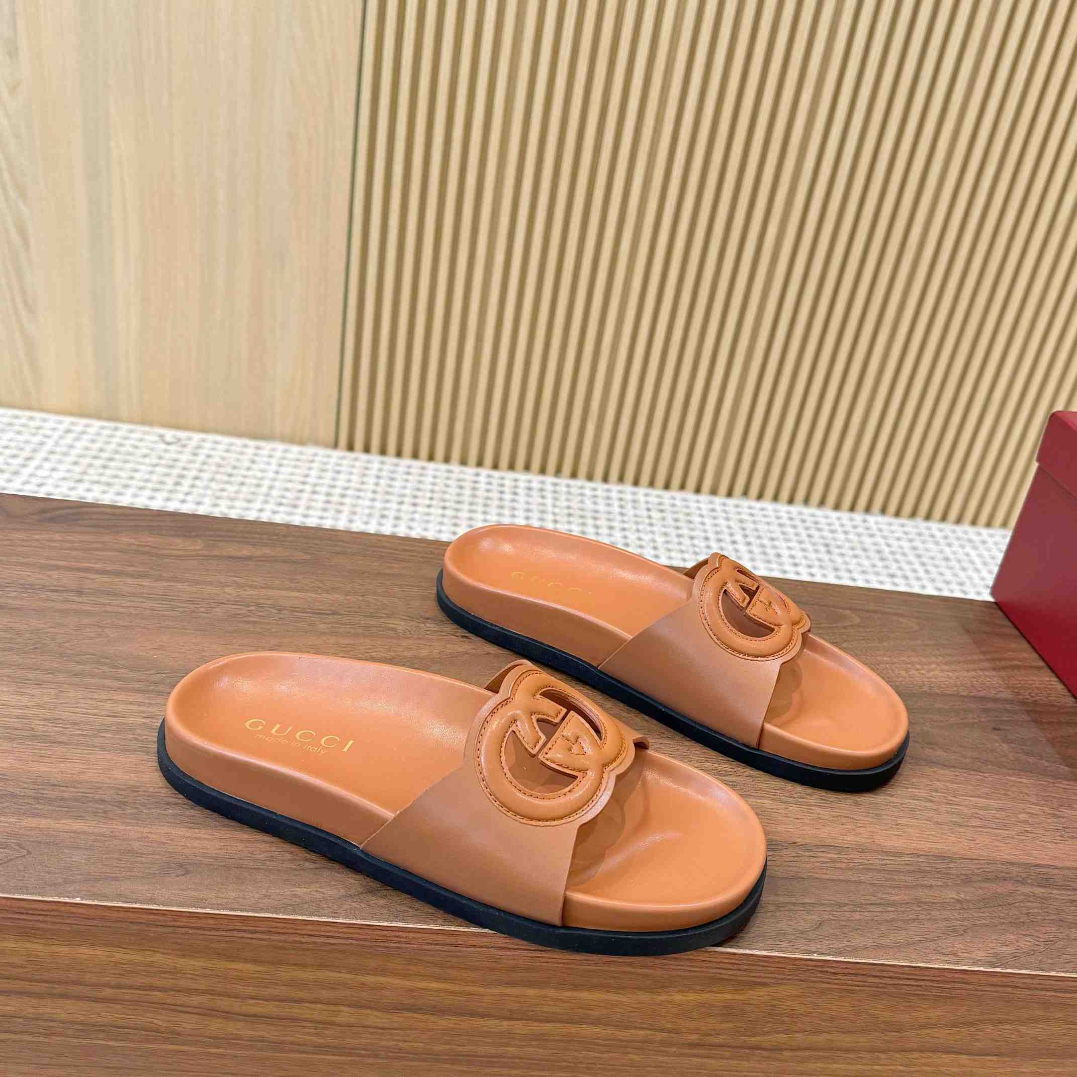 Gucci Women's Interlocking G Slide Sandal - DesignerGu