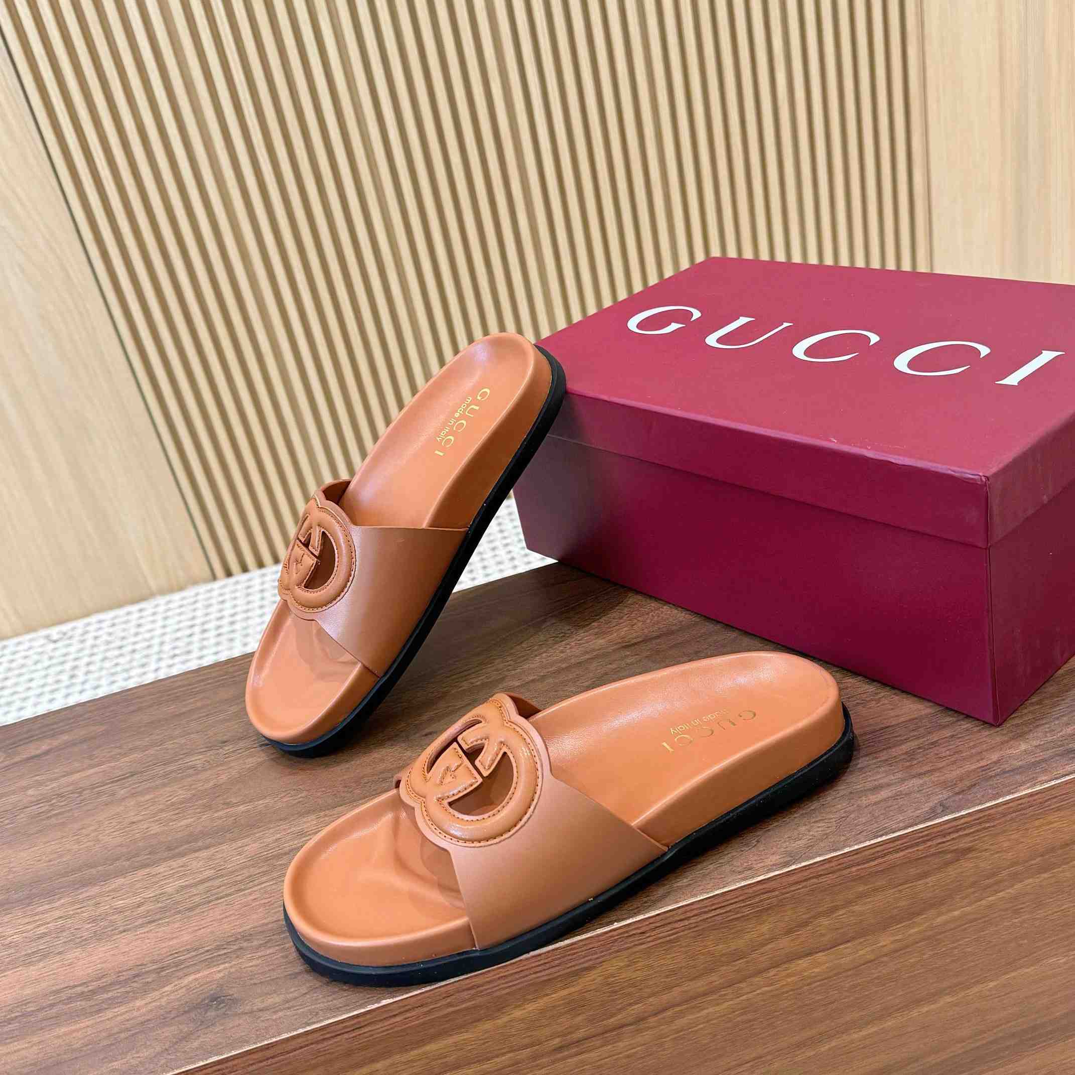 Gucci Women's Interlocking G Slide Sandal - DesignerGu