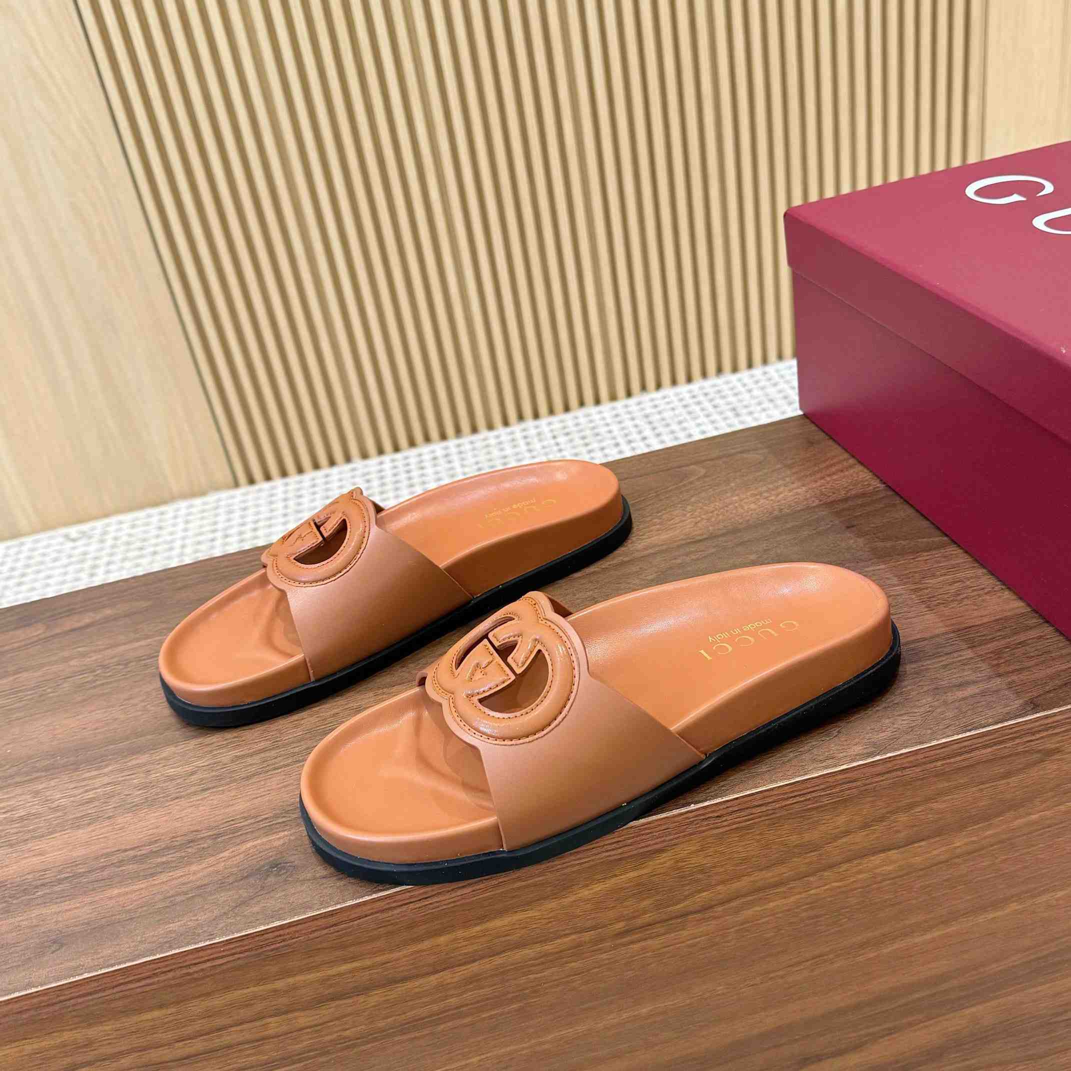 Gucci Women's Interlocking G Slide Sandal - DesignerGu