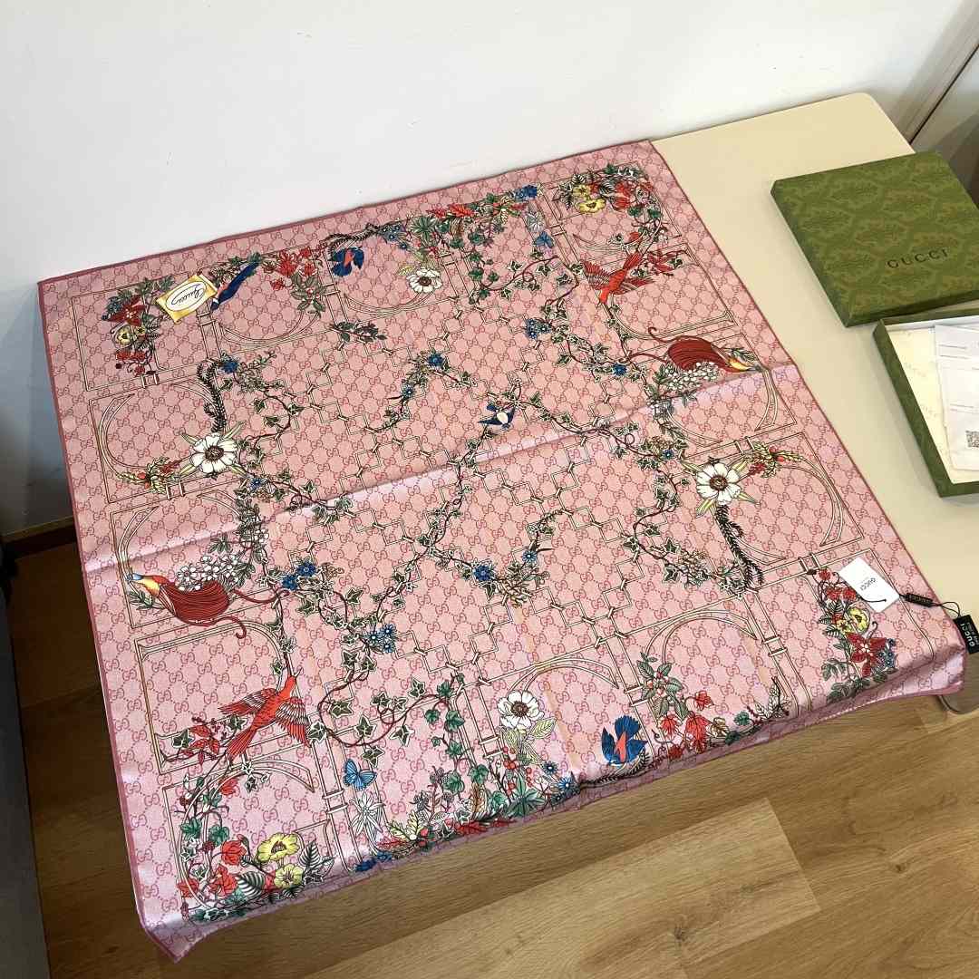 Gucci Printed Silk Carré - DesignerGu