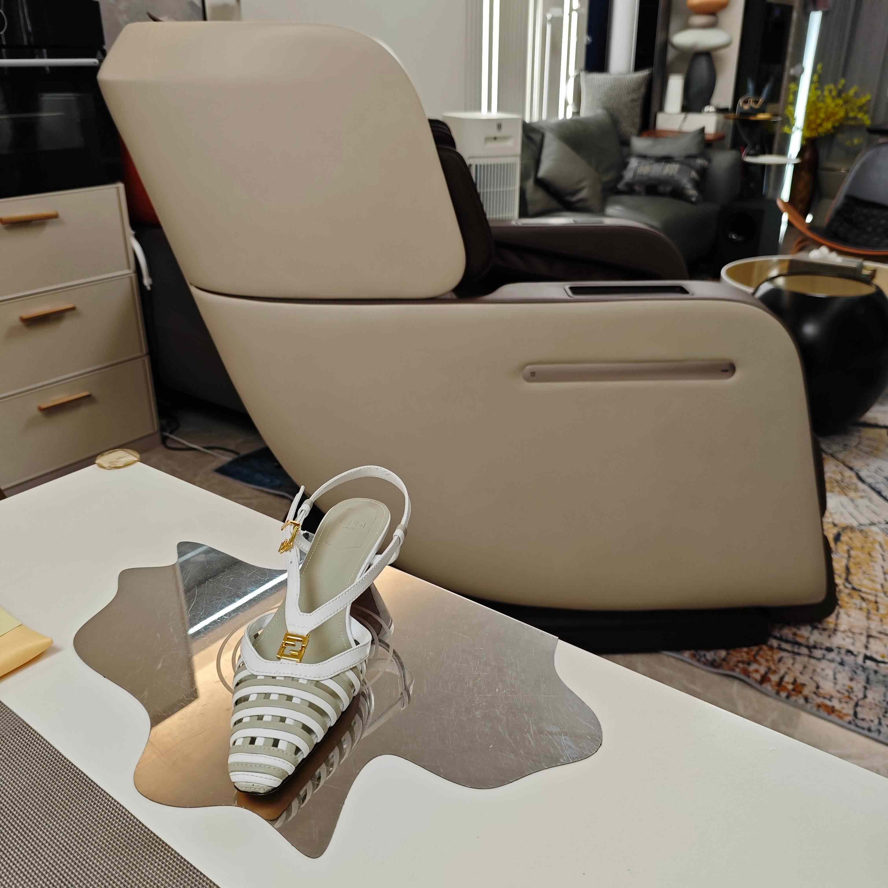 Fendi FFold Leather Low-heeled Slingbacks - DesignerGu