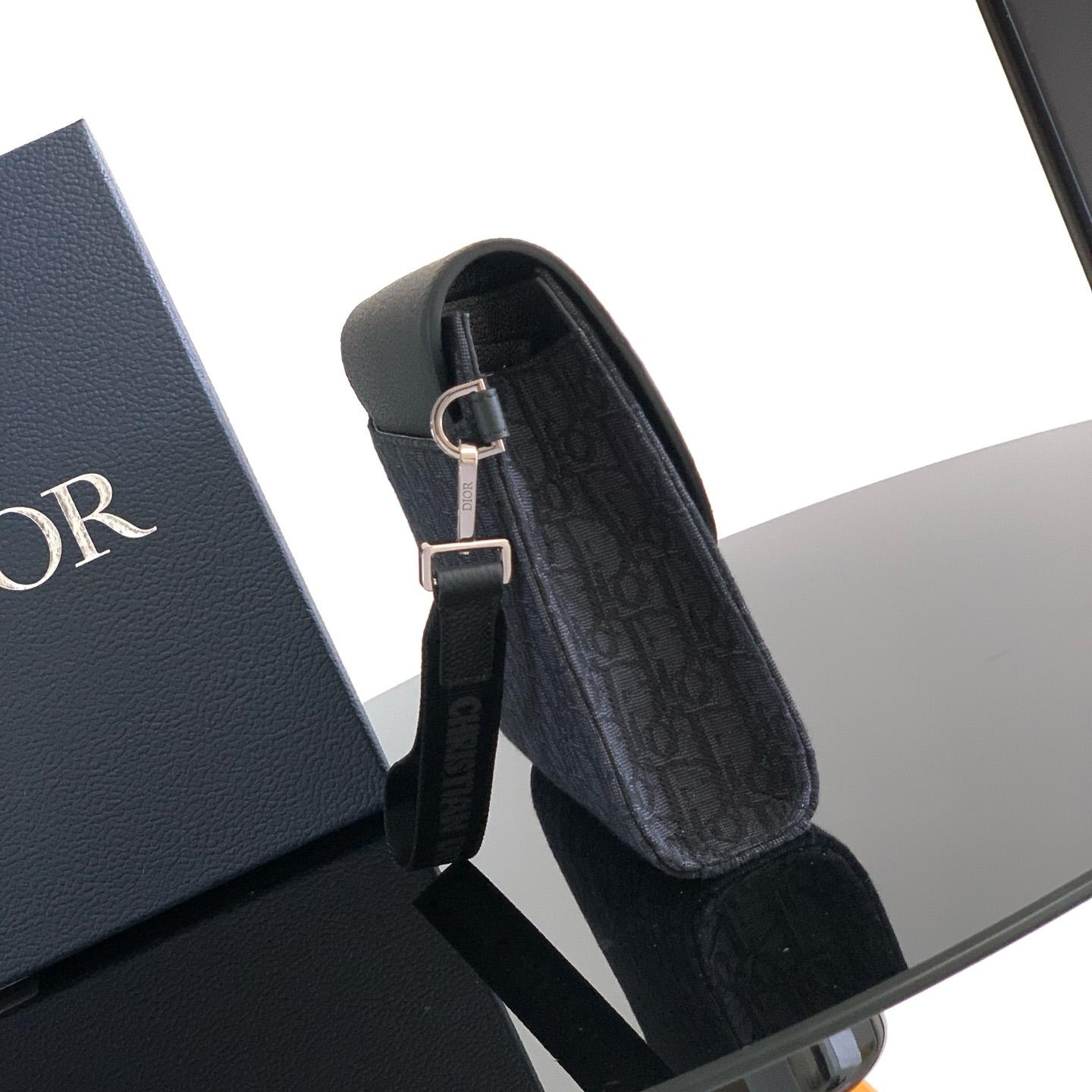 Dior Saddle A5 Triangle Pouch  - DesignerGu