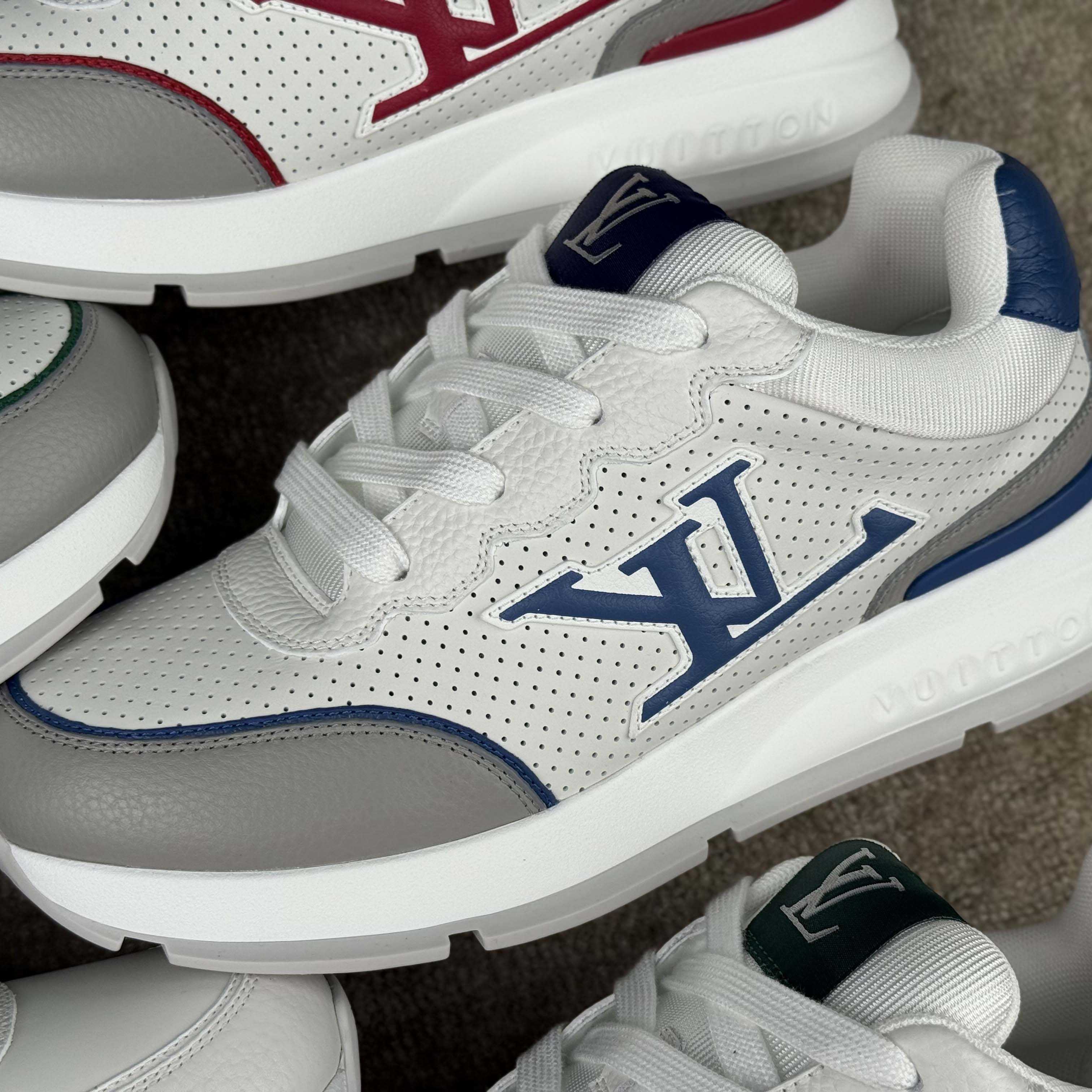 Louis Vuitton LV Classic Sneaker   1AHSV0 - DesignerGu