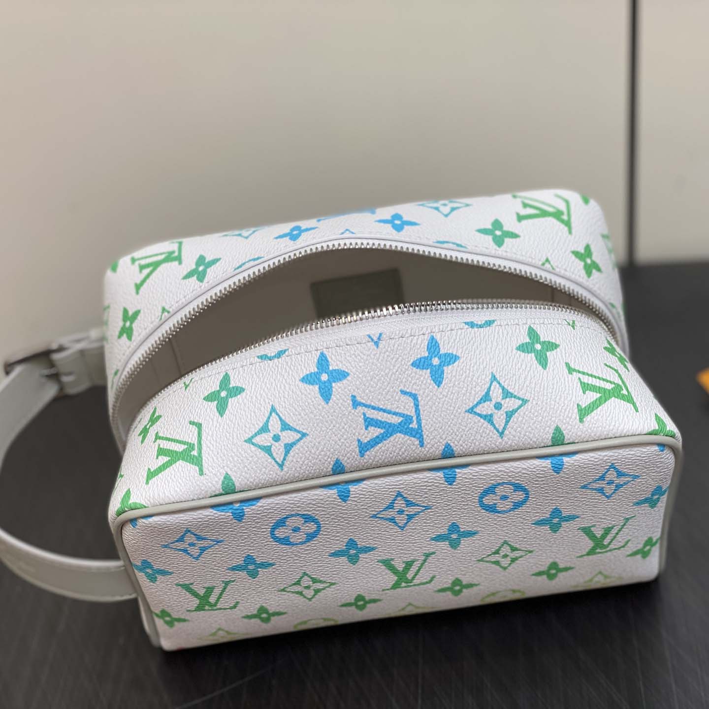 Louis Vuitton Dopp Kit   (23×13×12cm)  M14034 - DesignerGu