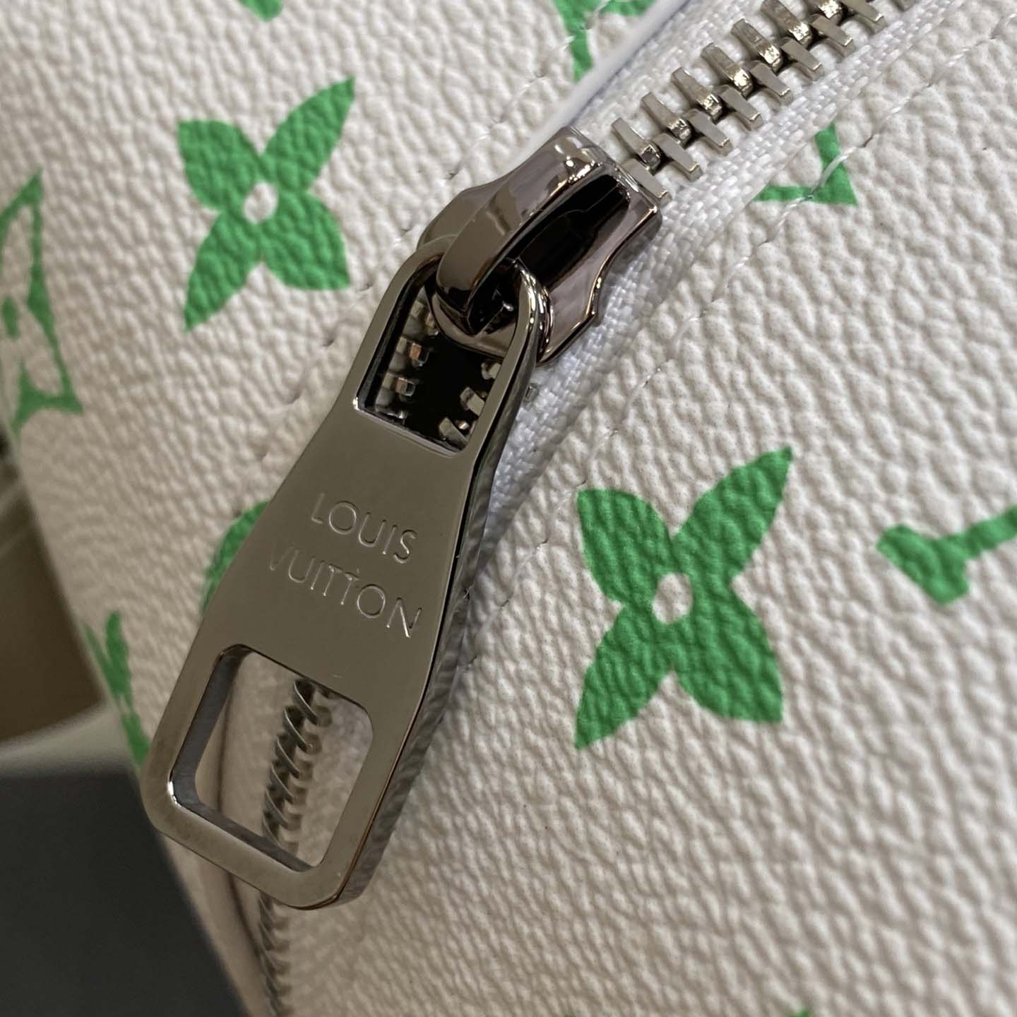 Louis Vuitton Dopp Kit   (23×13×12cm)  M14034 - DesignerGu