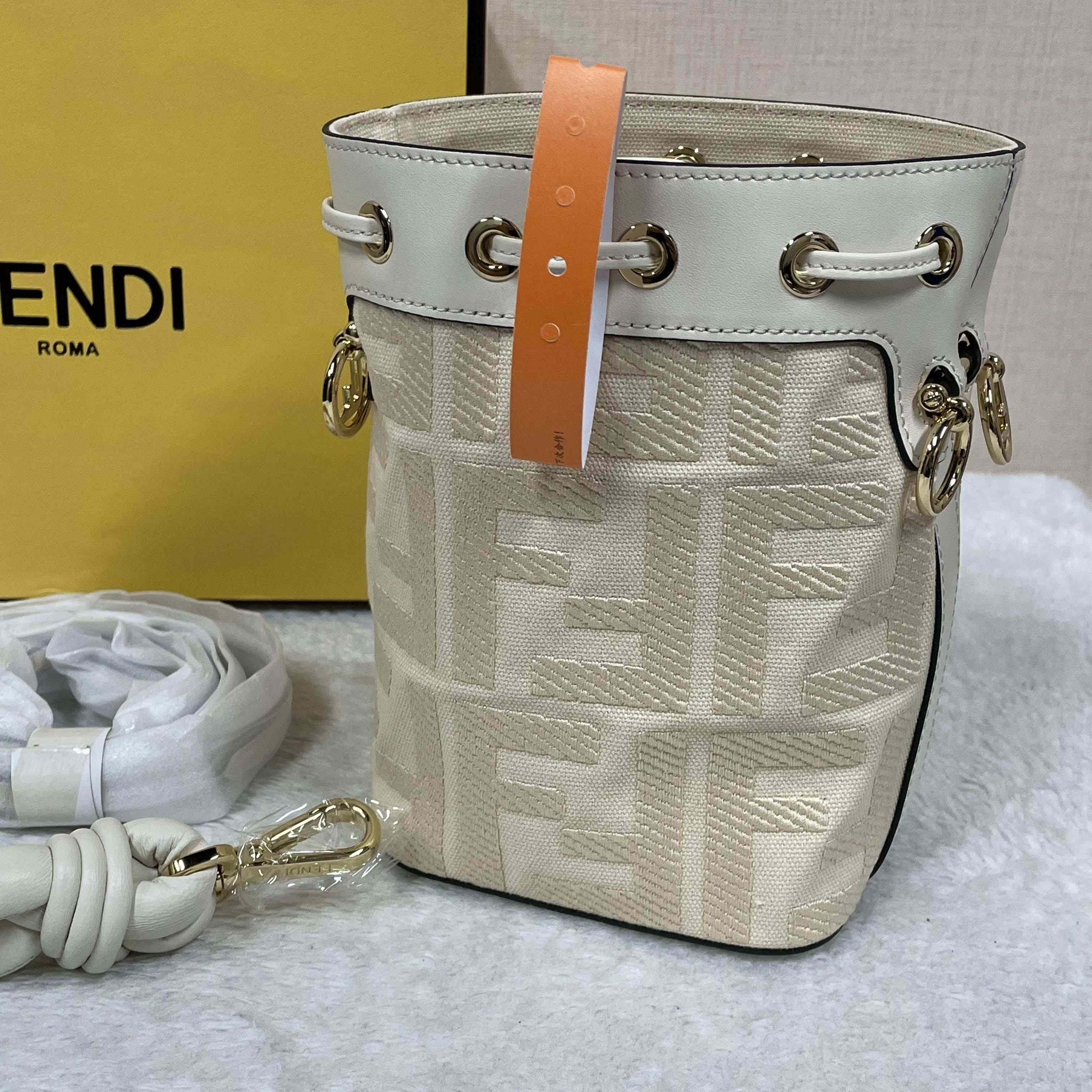 Fendi Mon Tresor Leather White  12×18×10cm - DesignerGu