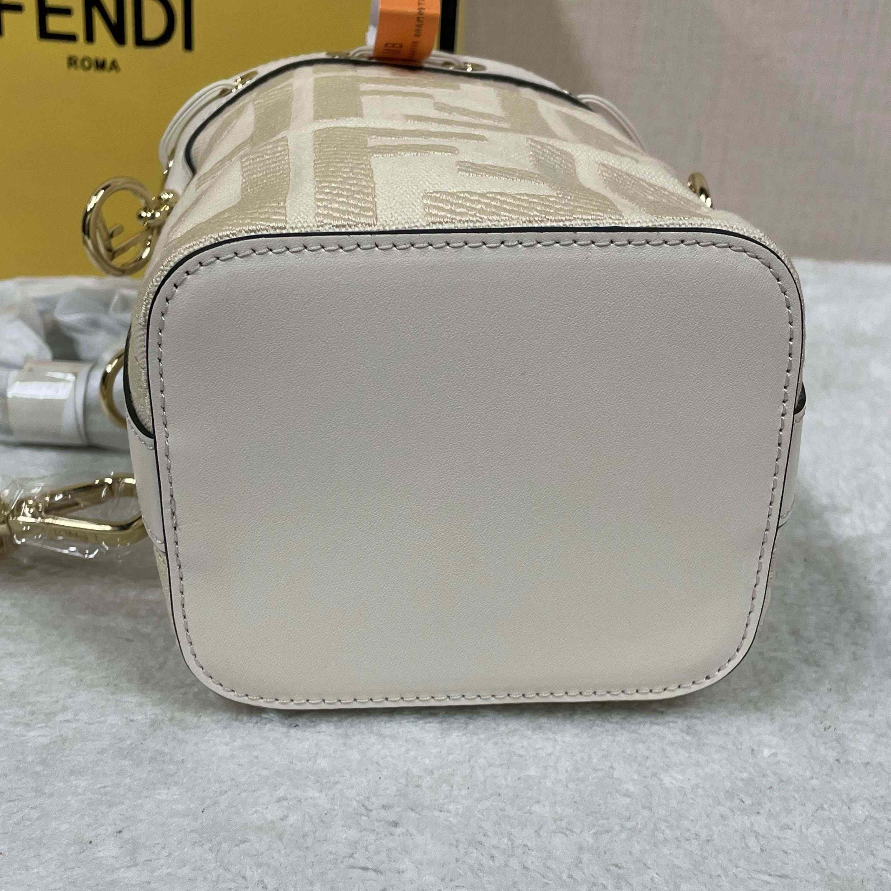 Fendi Mon Tresor Leather White  12×18×10cm - DesignerGu