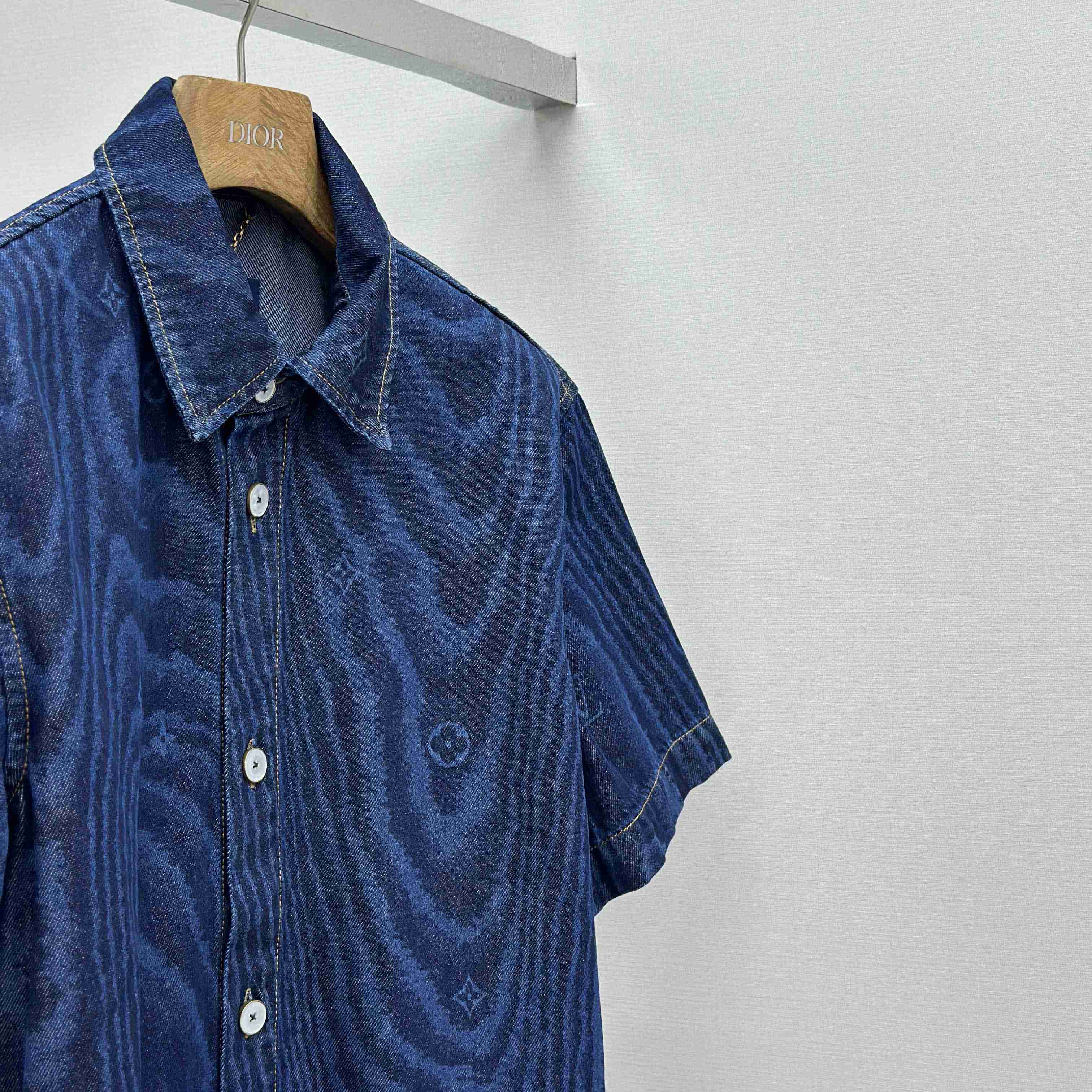 Louis Vuitton Short-Sleeved Denim Shirt   1AHVVK - DesignerGu
