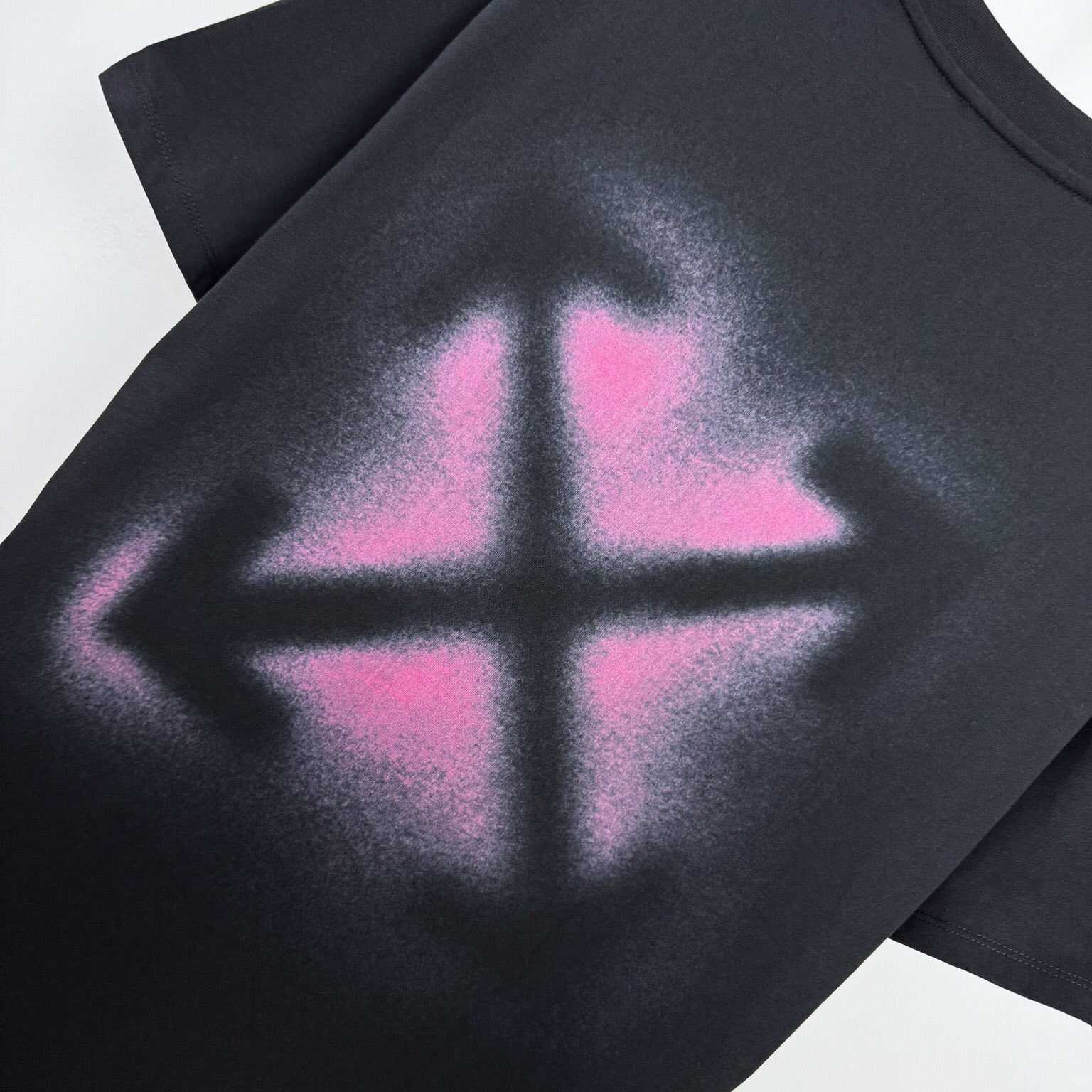 Off-White Spray Arrow T-Shirt - DesignerGu