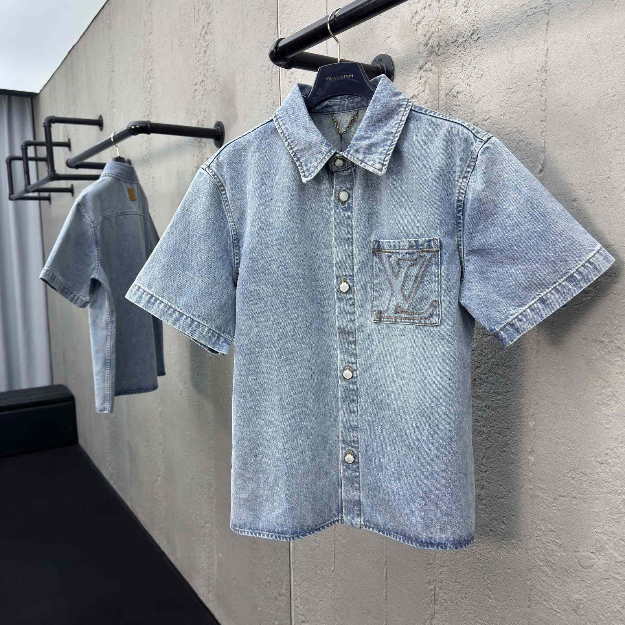 Louis Vuitton Short-Sleeved Denim Shirt  1AGJOP - DesignerGu