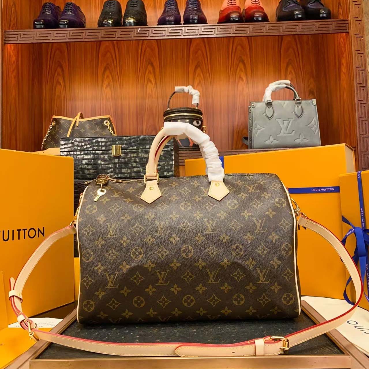 Louis Vuitton Speedy Bandoulière 35   - DesignerGu