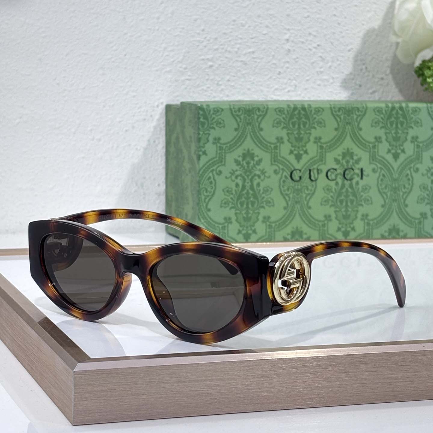 Gucci Cat-eye frame Sunglasses - DesignerGu
