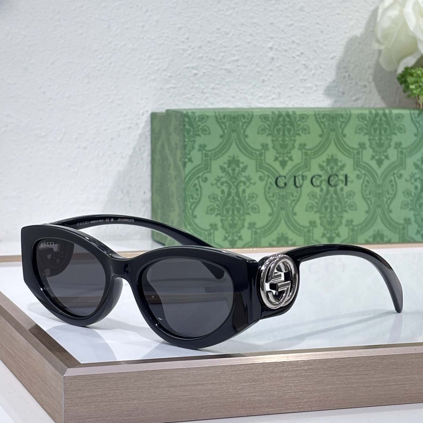 Gucci Cat-eye frame Sunglasses - DesignerGu