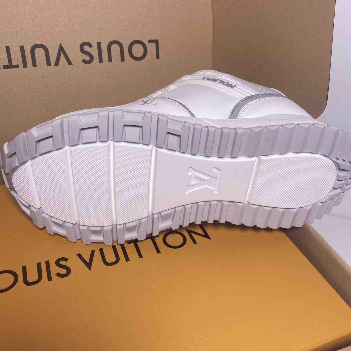 Louis Vuitton Run Away Maxi Sneaker   1AHSRM - DesignerGu