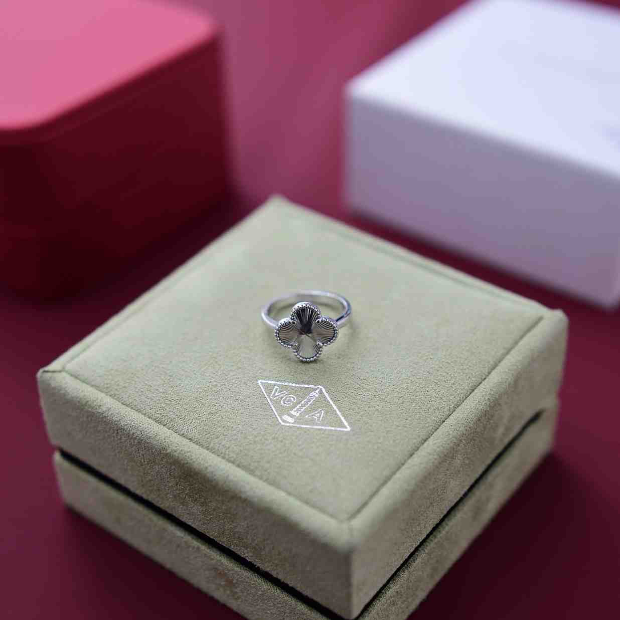 Van Cleef & Arpels Rings - DesignerGu