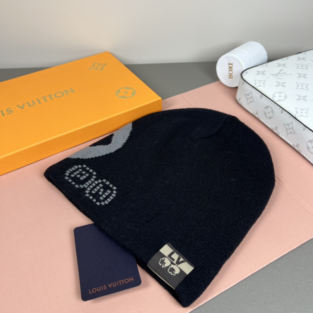 Louis Vuitton LV Fit Monogram Beanie   M5226A - DesignerGu