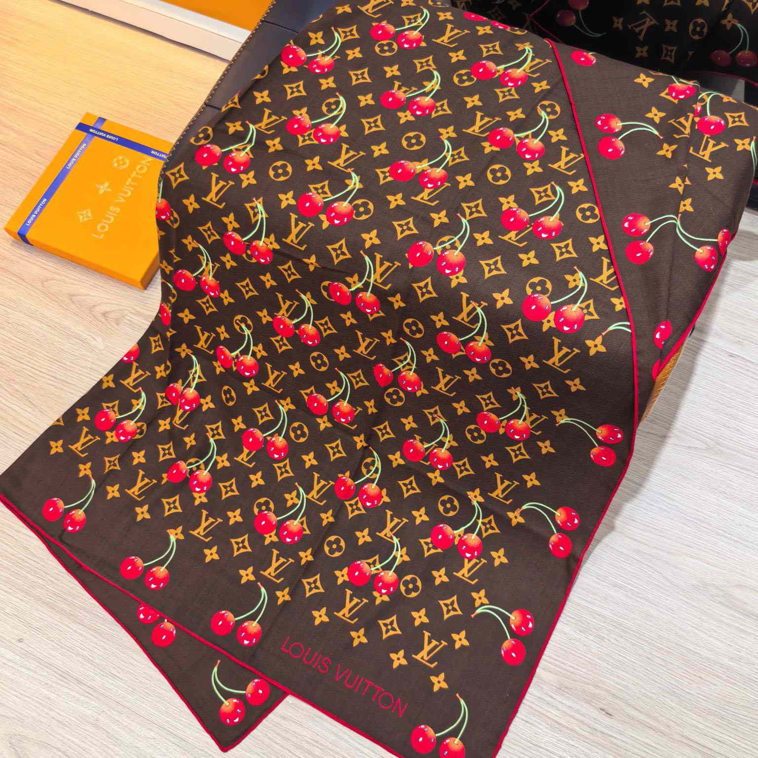 Louis Vuitton LV x TM Monogram Shawl   140*140cm - DesignerGu