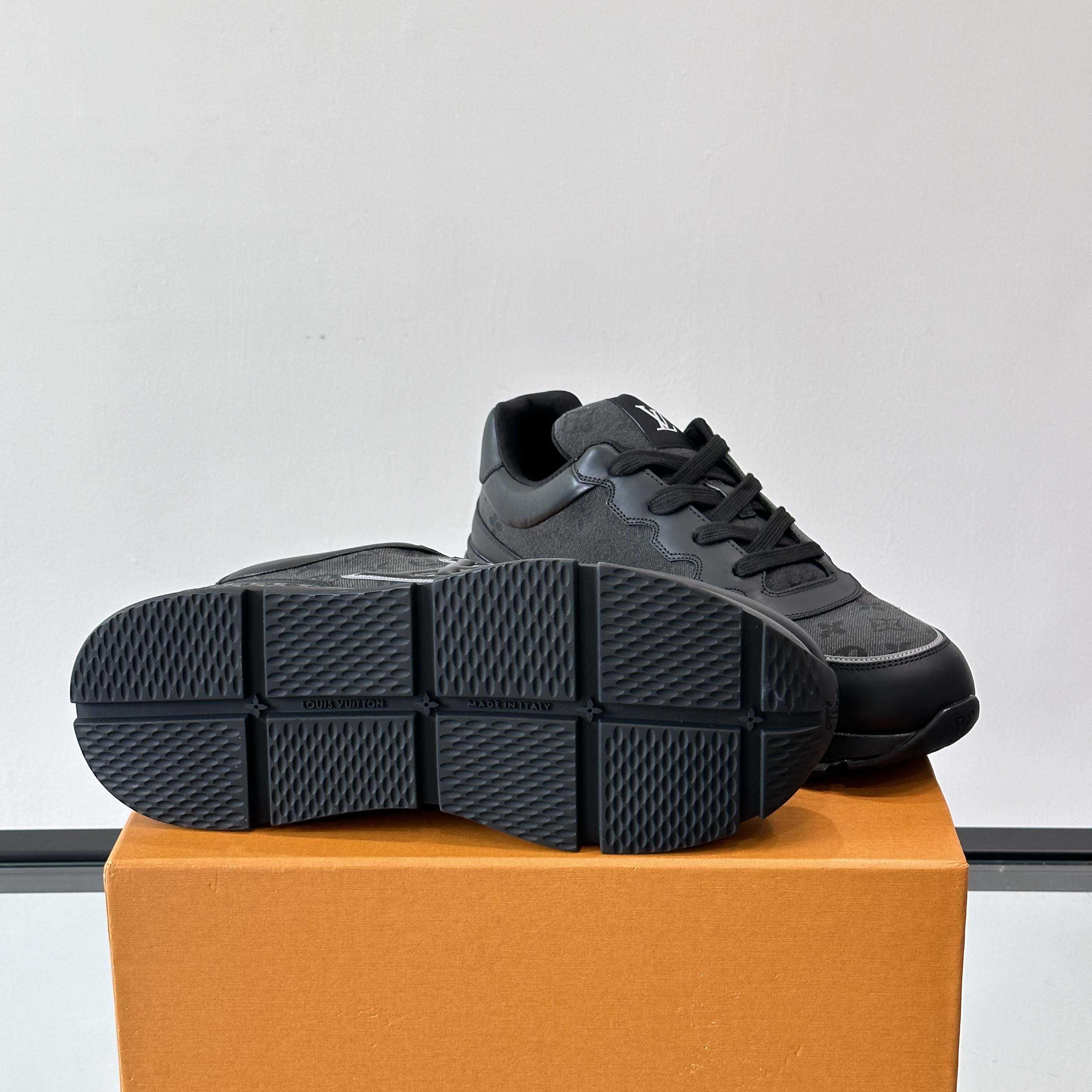 Louis Vuitton LV Classic Sneaker - DesignerGu