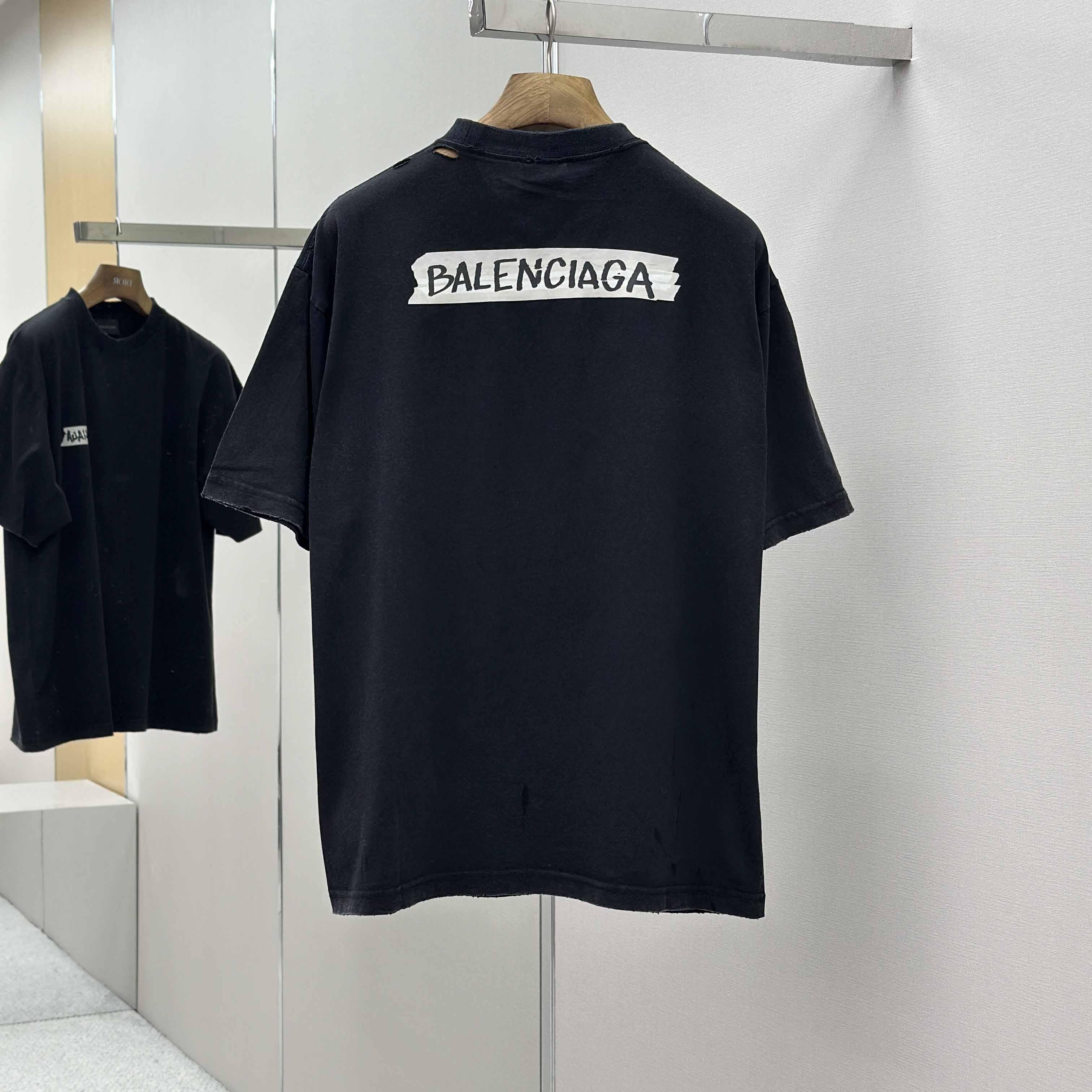 Balenciaga T-Shirt Medium Fit  - DesignerGu
