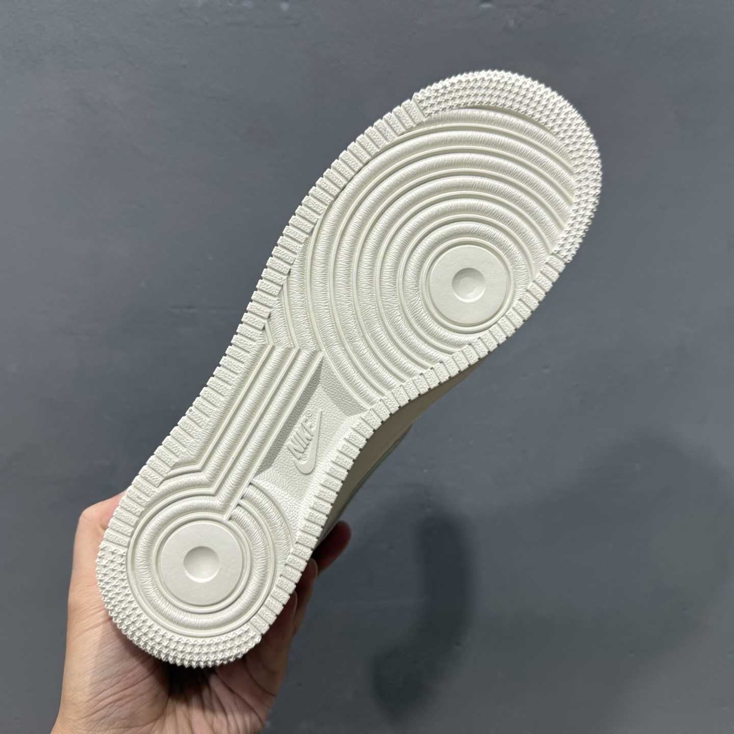 Supreme x Nike Air Force 1 ’07 Low “Sail / Red” – CS5288-052 - DesignerGu